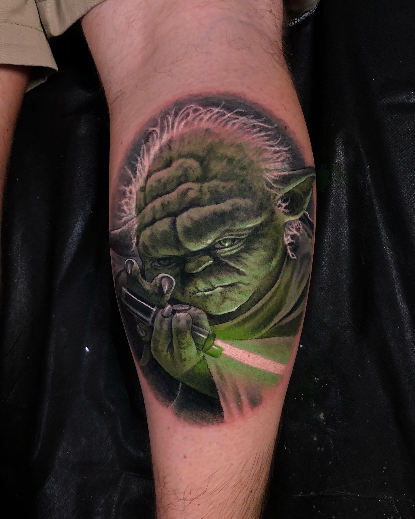 Yo yo yo, Yoda! I don&rsquo;t really do color realism, but I guess I kinda can 🤷🏻&zwj;♂️ Swipe to see video and a healed Darth Maul on his other calf next to it. Thanks again, Grinny! 
&bull;
To book an appointment, hit the link in my bio 🎉 or ema