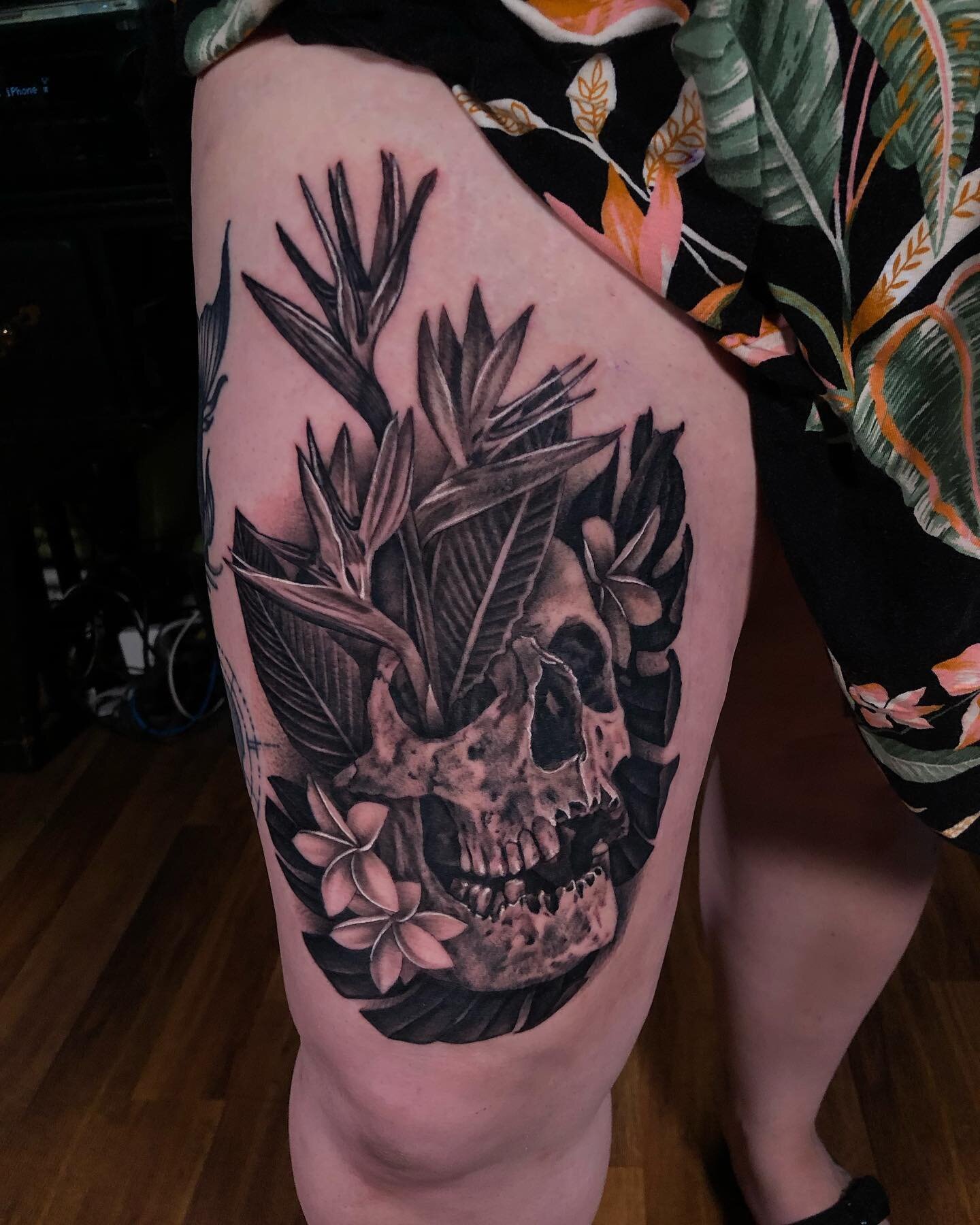 Tropical skull. Thanks a bunch, Lauren!
&bull;
To book an appointment, hit the link in my bio 🎉 or email me directly to t_burtz@yahoo.com
&bull;
&bull;
&bull;
&bull;
#missinglinktattoo #supportart #tattoo #art #savemyink #tattooistartmag #sanclement