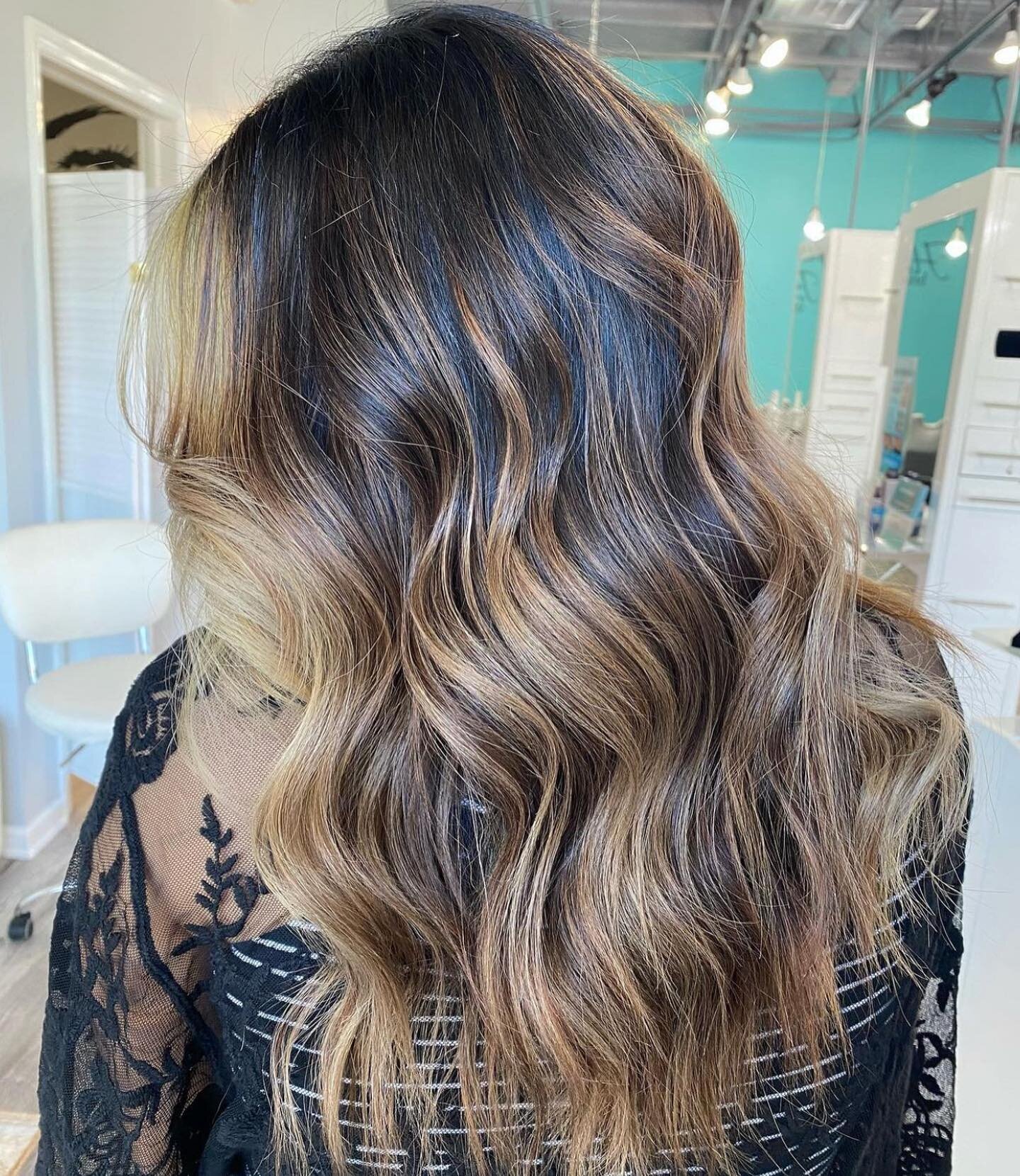 HONEY BALAYAGE 🍯🤎 

Stunning balayage done by our amazing stylist @kimsglamour 

Call to book an appointment with her at 609-599-9094