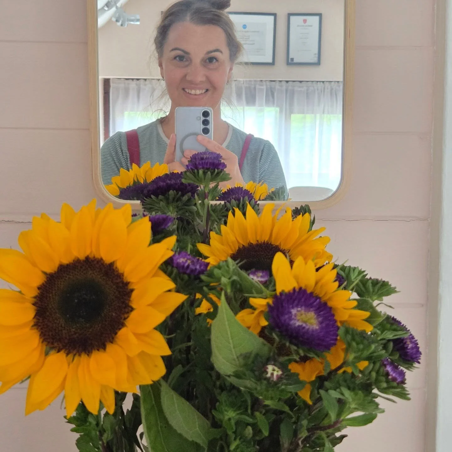 Thank you for my lovely flowers 🌻🌻🌻
These cheerful sunflowers accompanied my latest 5⭐️ review, so were an unexpected treat on Wednesday. Can't help to feel all summery and bright. 

#acupuncture #oughtibridge #herbalmedicine #acupunctureclinic #s
