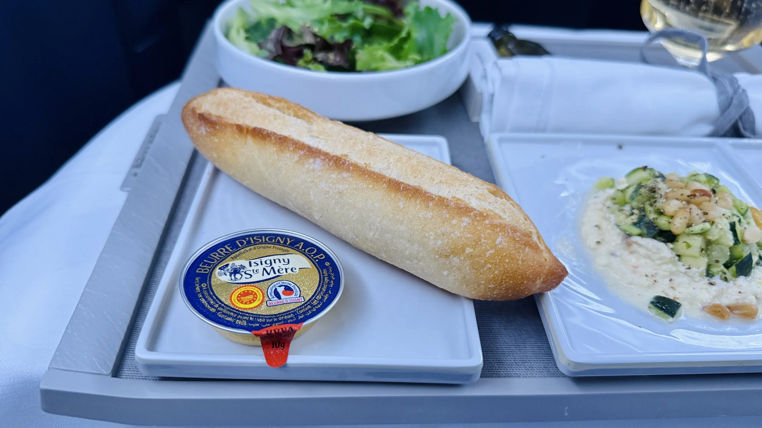It was served with an above-average crisp mini baguette