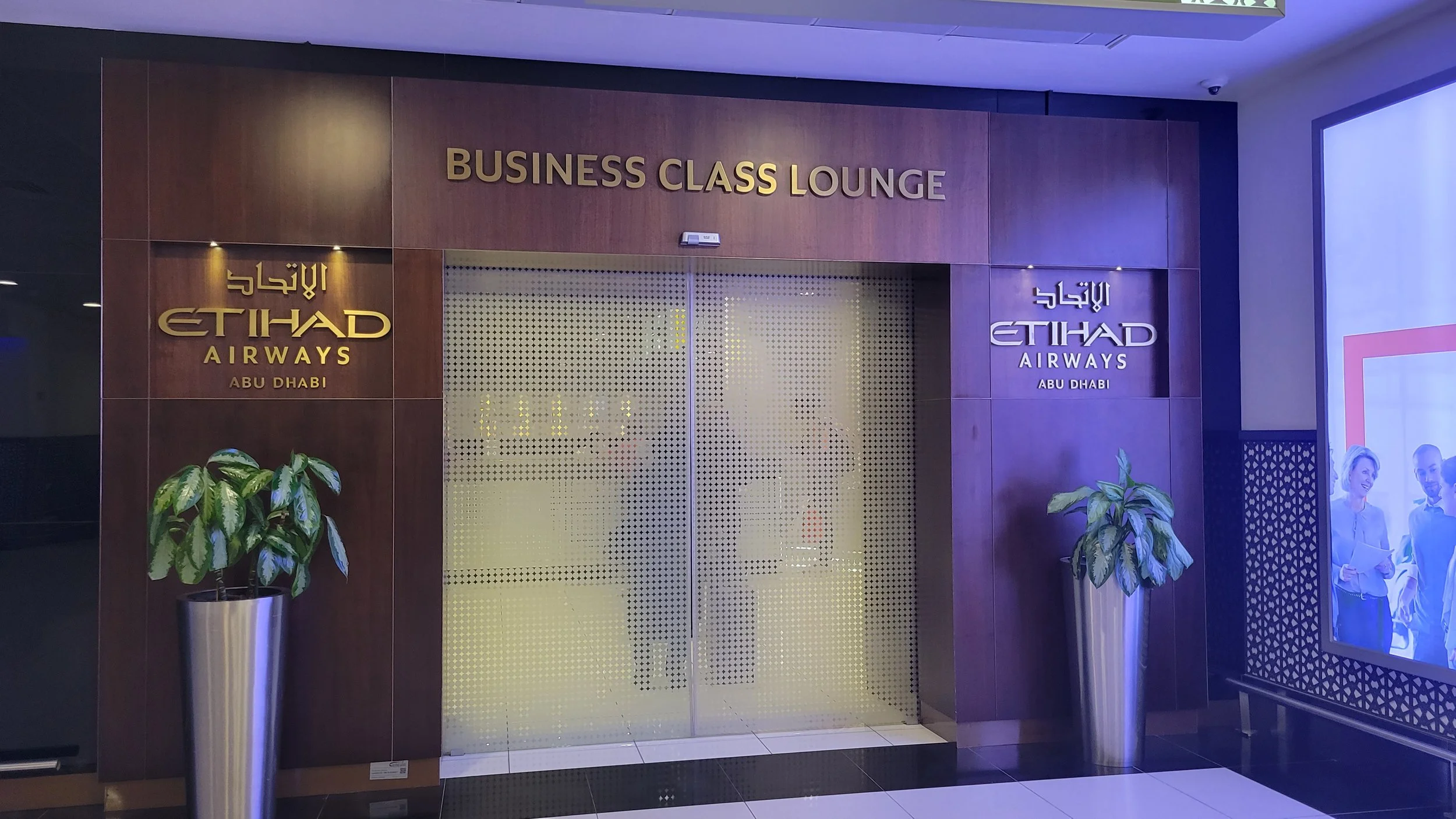 Etihad Airways Business Class Lounge Review - Abu Dhabi Airport (AUH)