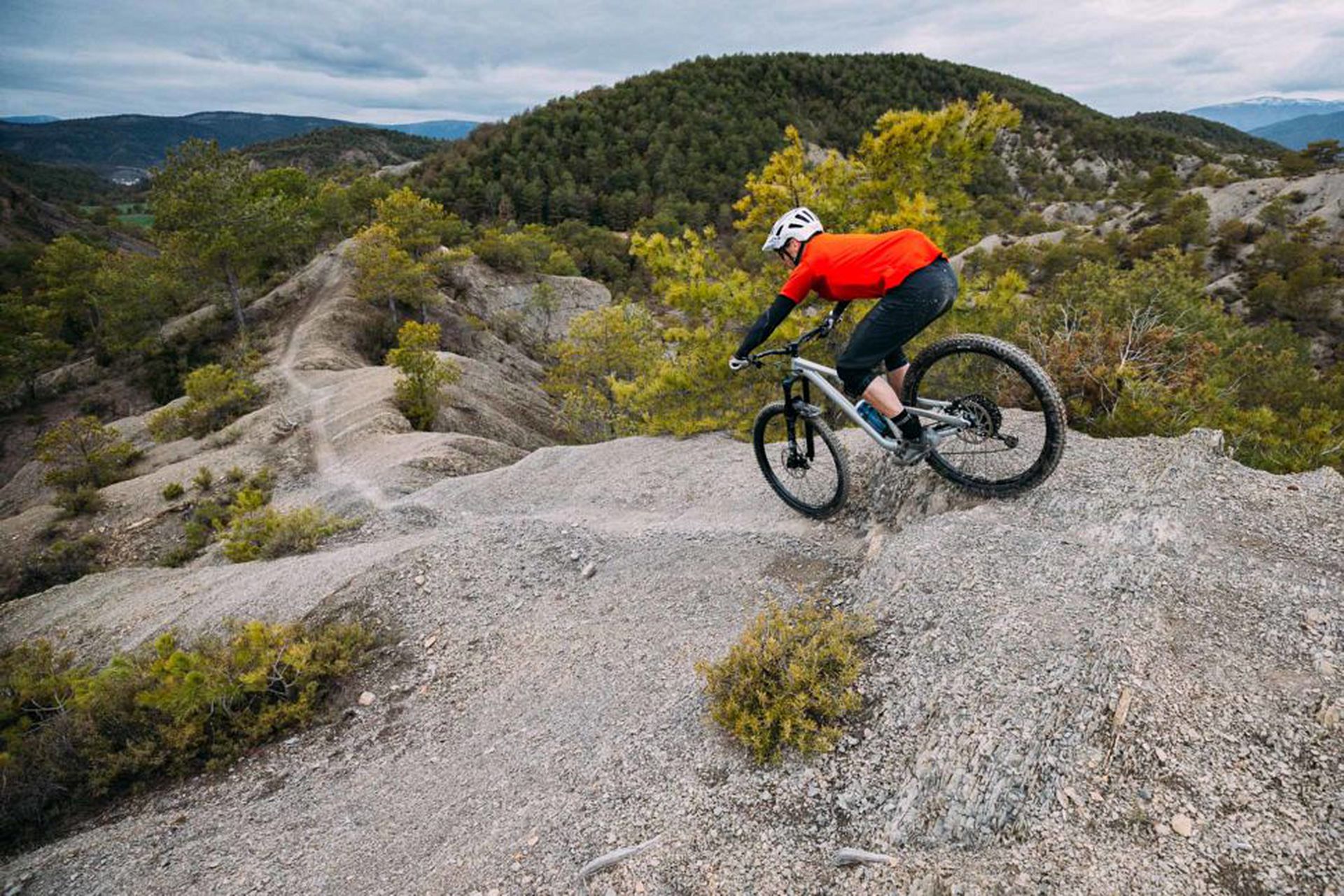 Although it has trail bike DNA, its spec, frame sizing and slack geometry create a bike that comes to life on wide-open descents. Photo by Harookz