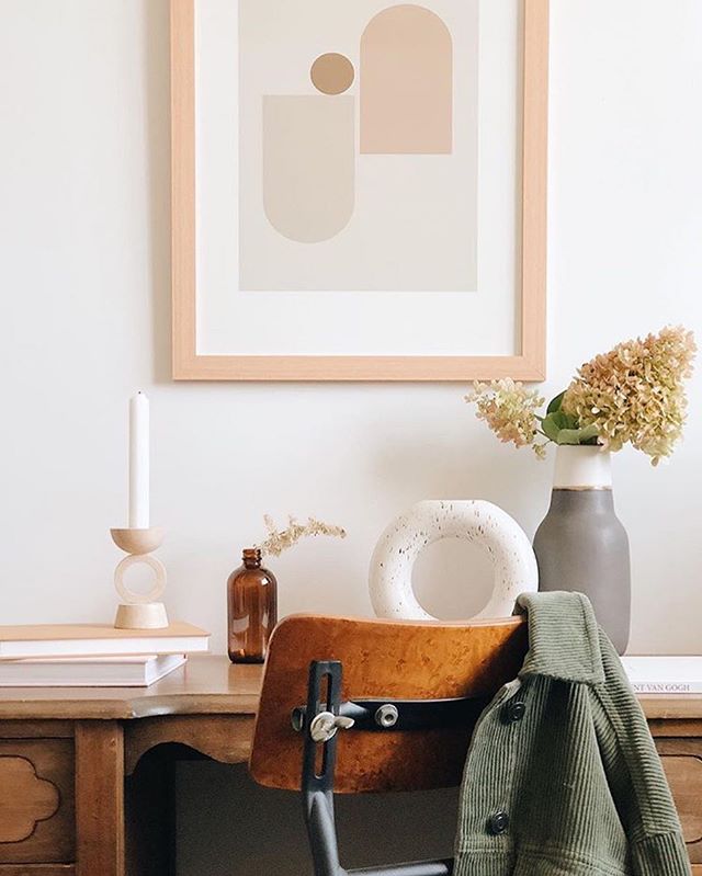 Ah... what my current workspace dreams are made of. My office is getting a bit of a facelift this month, and I&rsquo;m so inspire by this snap from @kaitlinmeagan. A white wall, abstract prints, a vintage desk and flowers. Must have flowers. It&rsquo