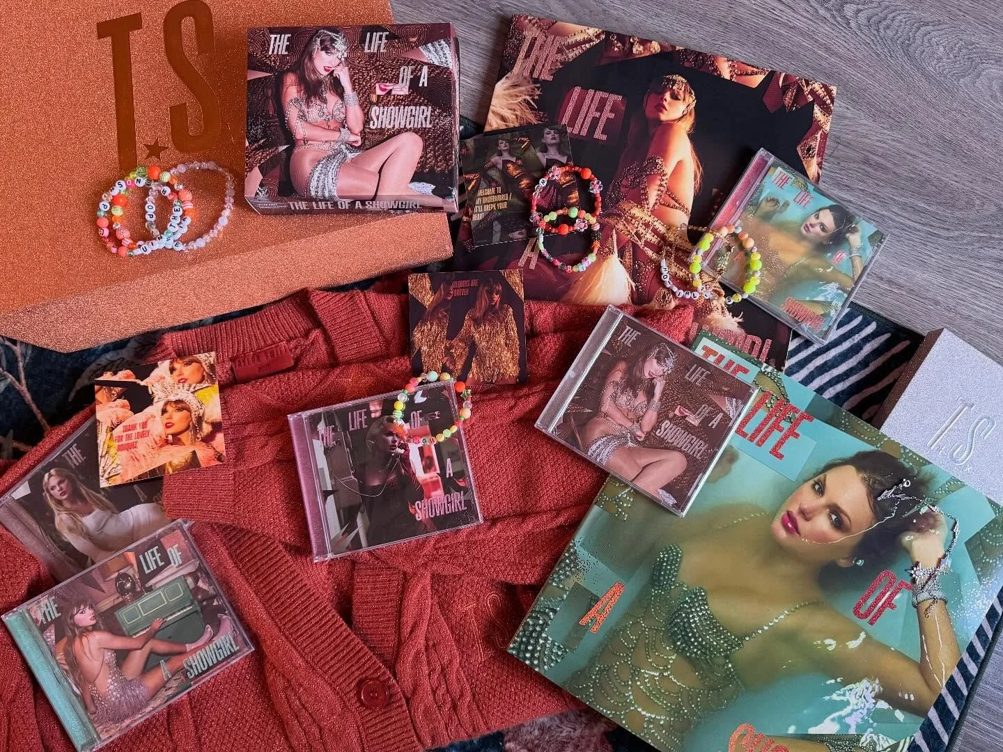 Happy one week of The Life of a Showgirl! ❤️&zwj;🔥🧡 From the very first listen through I knew this had just become new favorite era, but it has also quickly become my favorite album of all time. Long may this era last! 🧡❤️&zwj;🔥❤️&zwj;🔥❤️&zwj;🔥