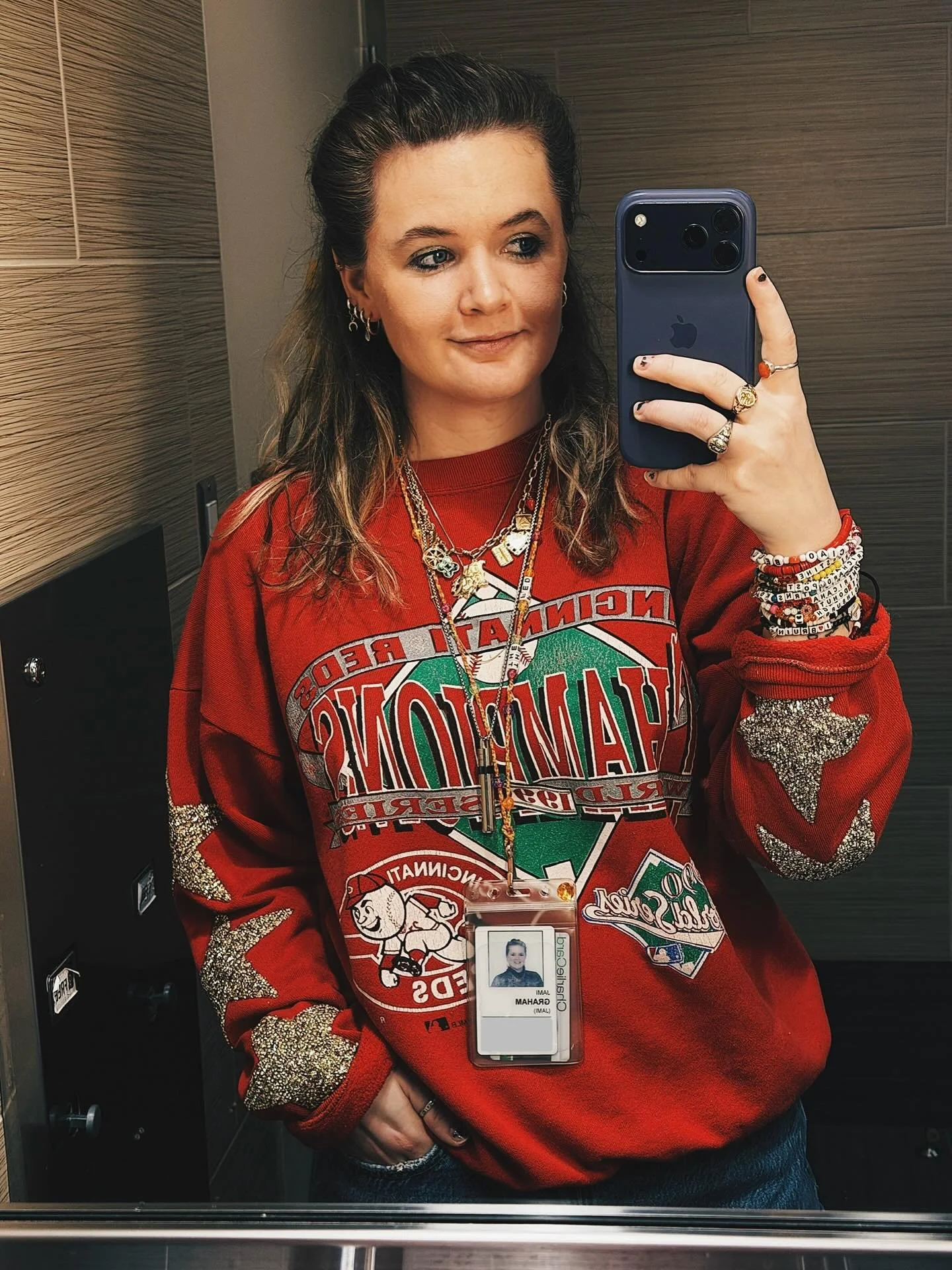 Me 🫱🏻&zwj;🫲🏽 a mirror selfie 🤳