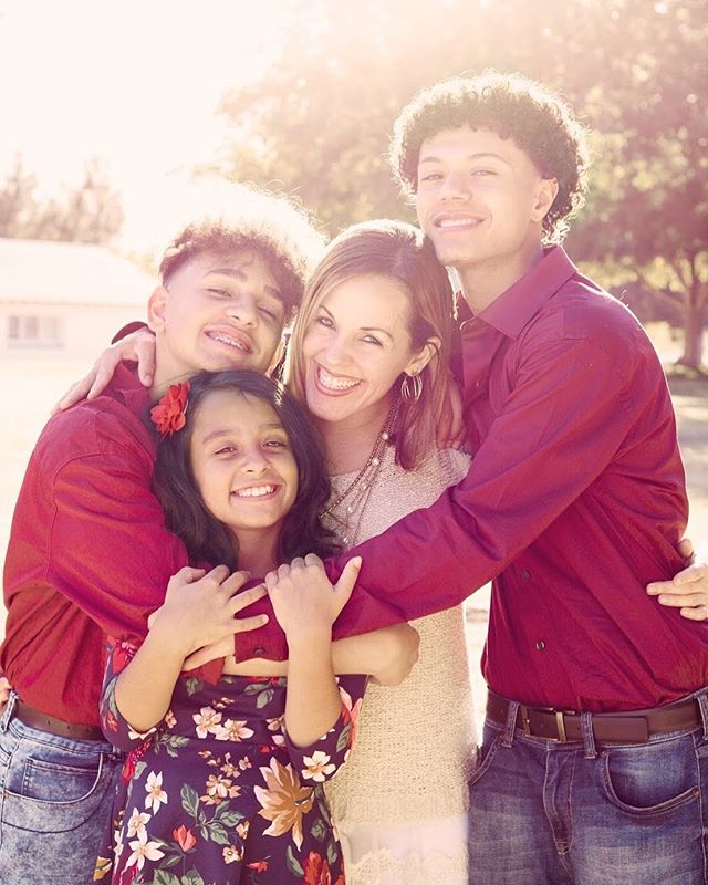 I can finally share these family photos I took for my friend @lidiae.diaz ❤️❣️😍
#holidayseason #christmasphotoshoot #lasvegas #familyphotos #christmasfamilyphoto