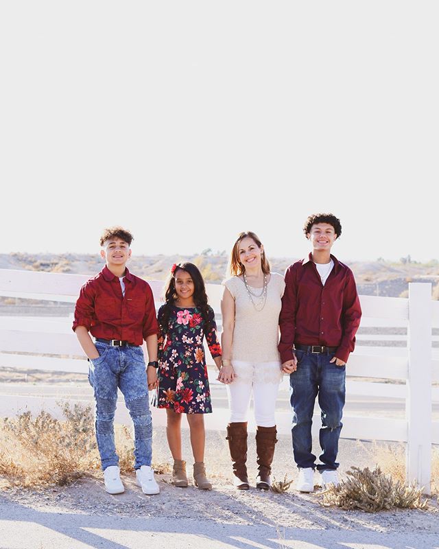 💖 Beautiful moments of Lidia&rsquo;s family part 2. This place doesn&rsquo;t look anything like Las Vegas. 😁
#instaholiday #instatuesday #christmasphotoshoot #fallwinter #familyphotos #holidayphotoshoot