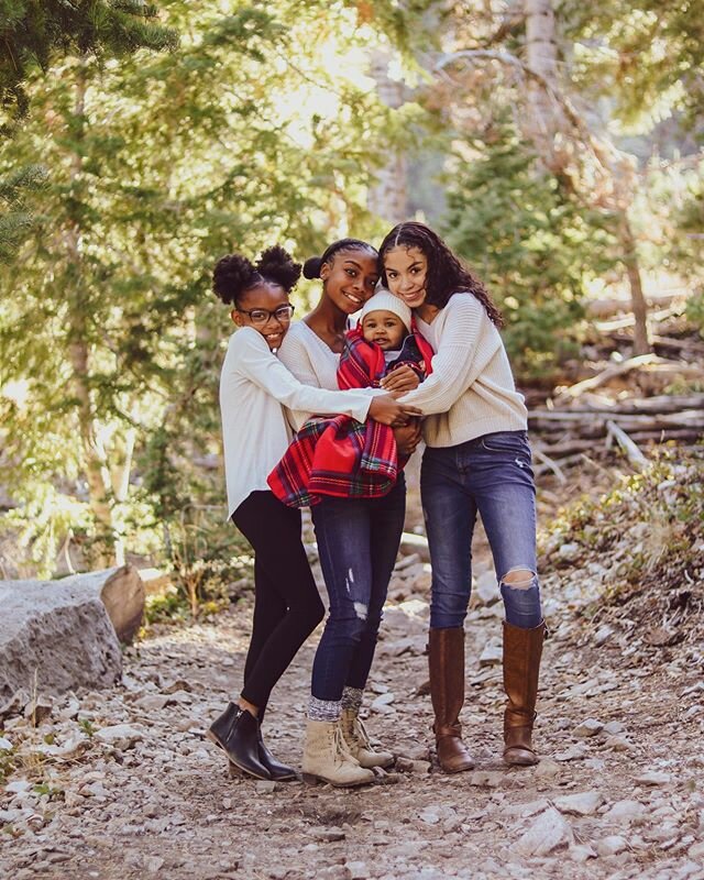 Merry Christmas everyone! ✨🎁🎄 I&rsquo;ve been waiting to share these photos on this day! Sister and cousin love 😍 @thenaomisavage .
.
.
#merrychristmas #christmasphotoshoot #sisterlove #sisterphoto #mountaincharleston #christmas #christmasphotogra