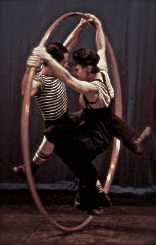 Jonas-Woolverton-&-Krin-Haglund_Duo-Roue-Cyr_Cirque-du-Éloize_2003.jpg