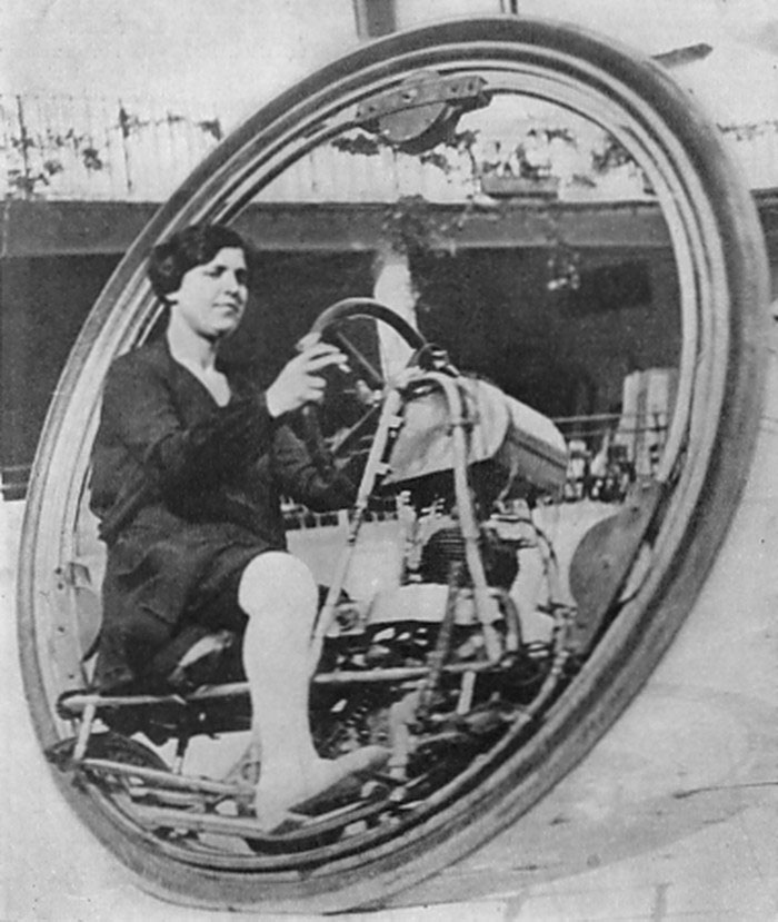 Monowheel-photo-from-Motorcycling-magazine_edition-(1927).jpg