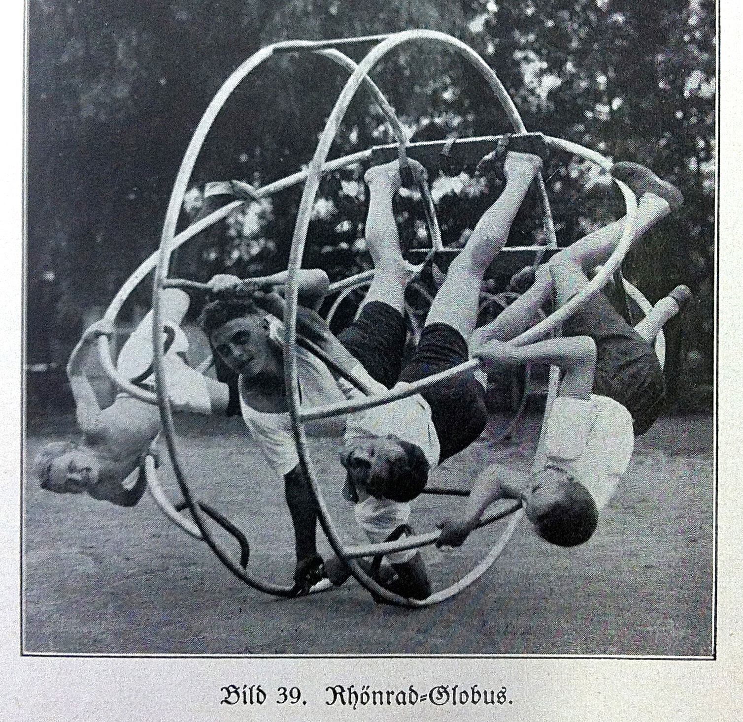 Rhönrad-Globus_Preussische-Hochschule-Spandau-Berlin-(1927),-source;-Manuel-d’utilisation-de-la-Rhönrad-de-Dr.-Willi-Schütz.jpg