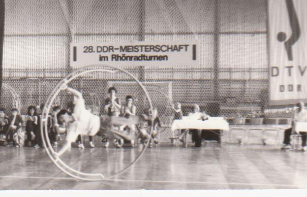Jörg-Winkler-13-times-Rhönrad-champion-in-RDA_Einreifen-presentation-during-the-Rhönrad-Championship-in-Salzwedel-(1989)_Source;-Rhönrad-Archiv-Dr.Jörg-Winkler.jpg