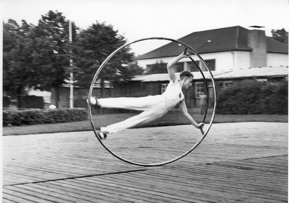 Norbert-Dill-in-Einreifen-Germany-(1960)_Sourse;-US-Wheel-Gymnastic-Federation.jpg