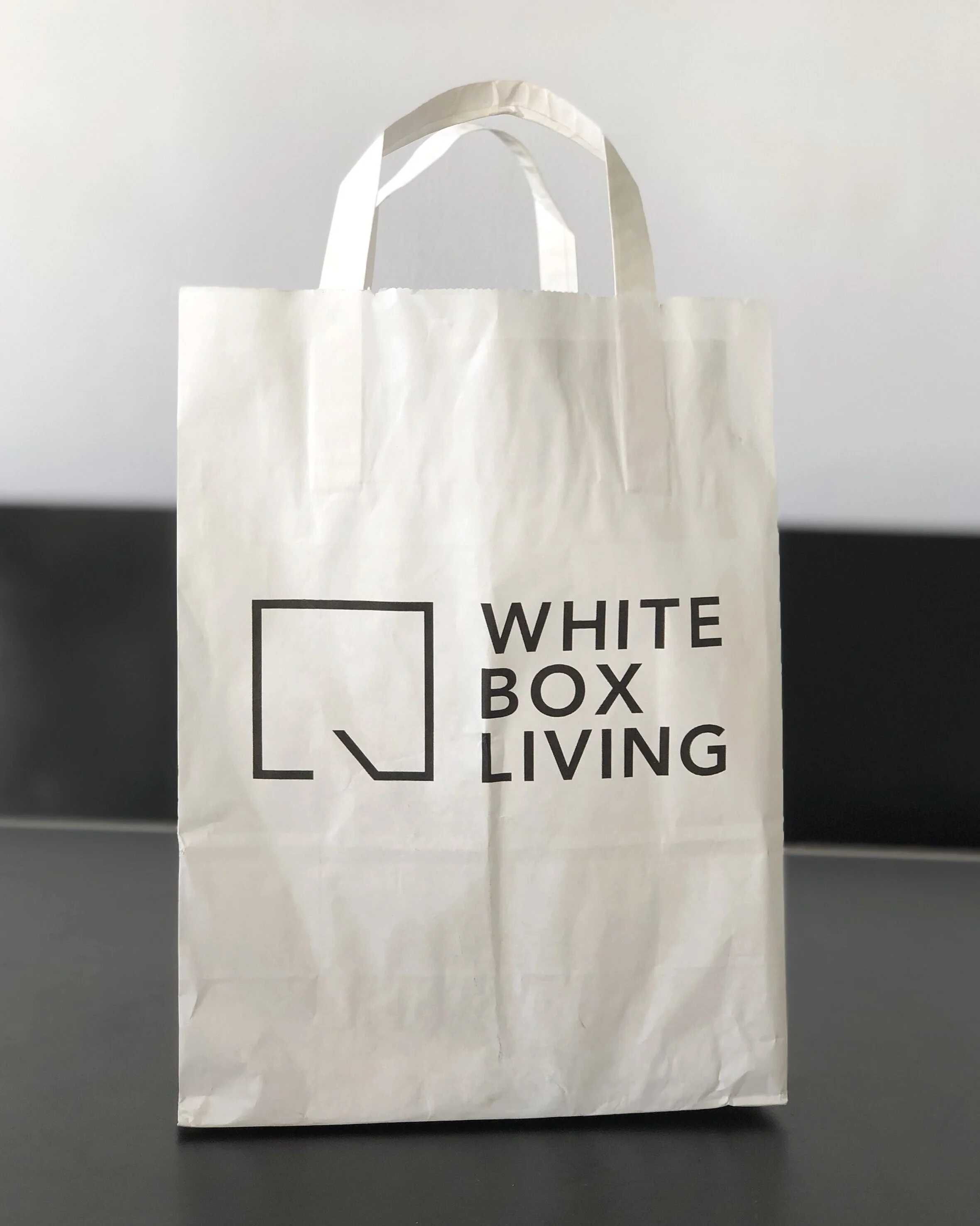Verpakking White Box Living Logo