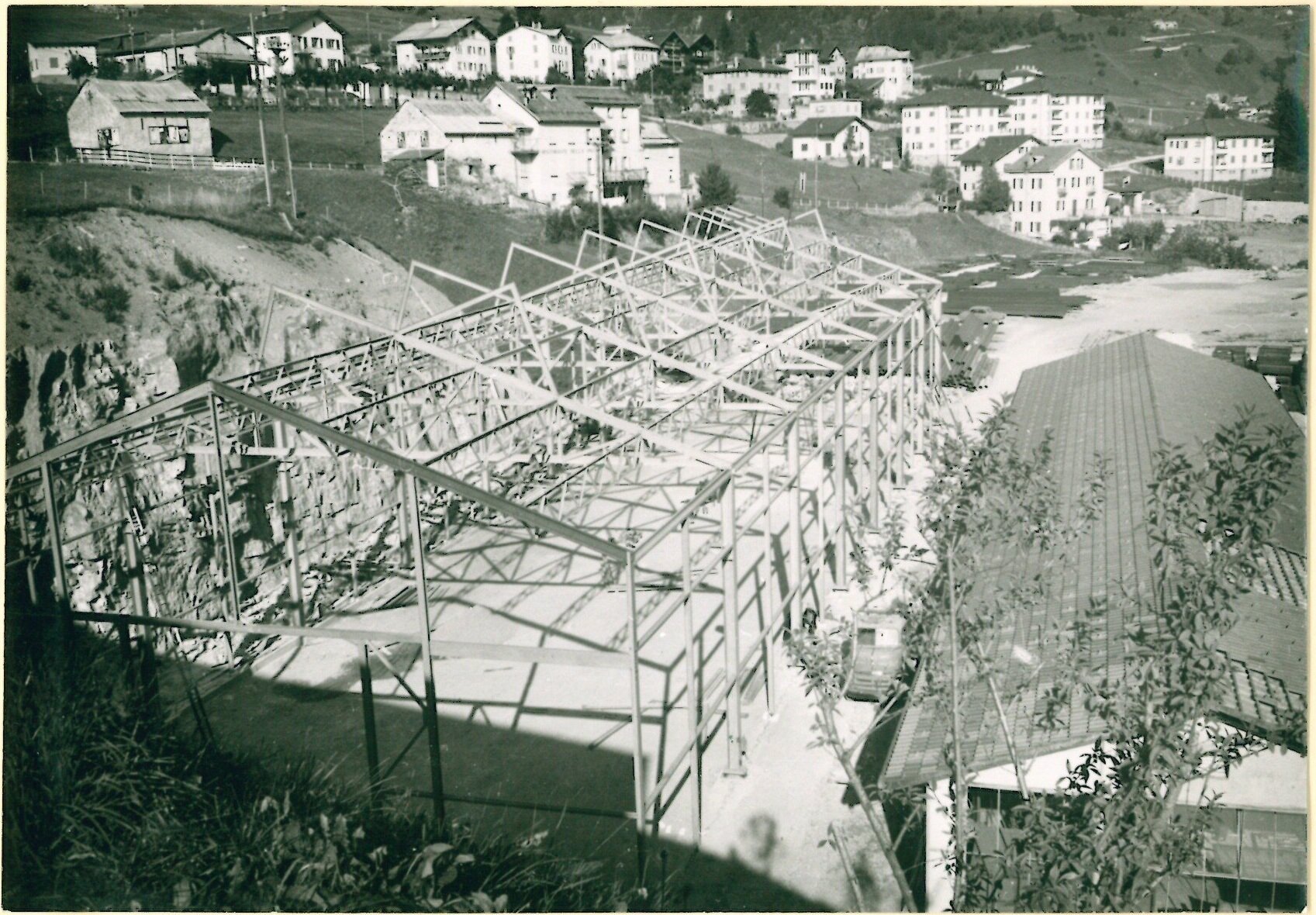 Bau der neuen Produktionsanlagen in Airolo in den 1950er Jahren.