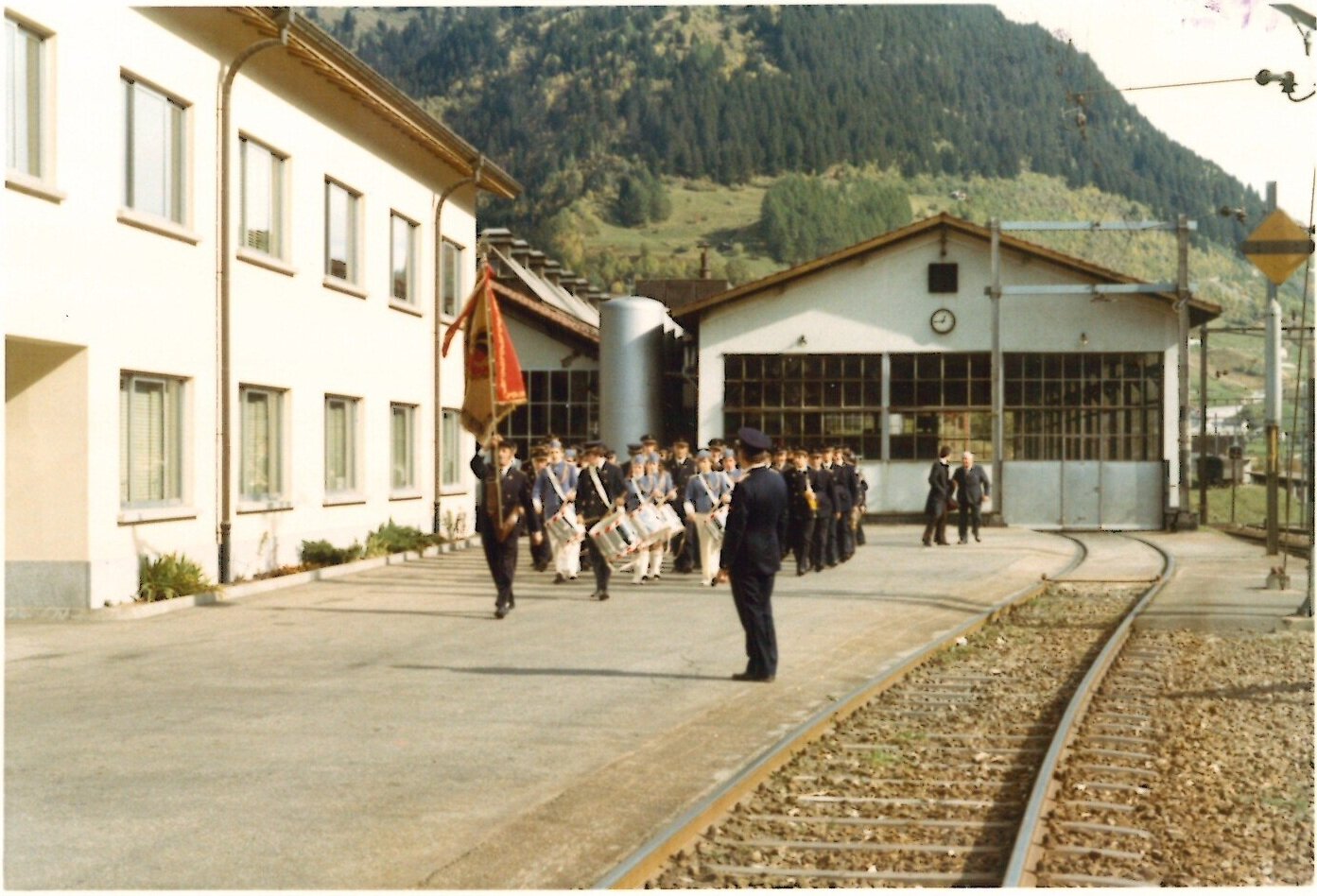 La fanfare défile à proximité des hangars de l'entreprise. Les années 70.