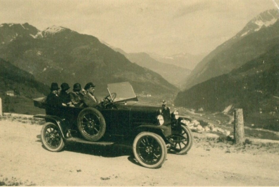 In den Jahren nach dem Ersten Weltkrieg bot die Firma Tenconi auch Touristen einen "Taxidienst mit Luxuswagen" an.