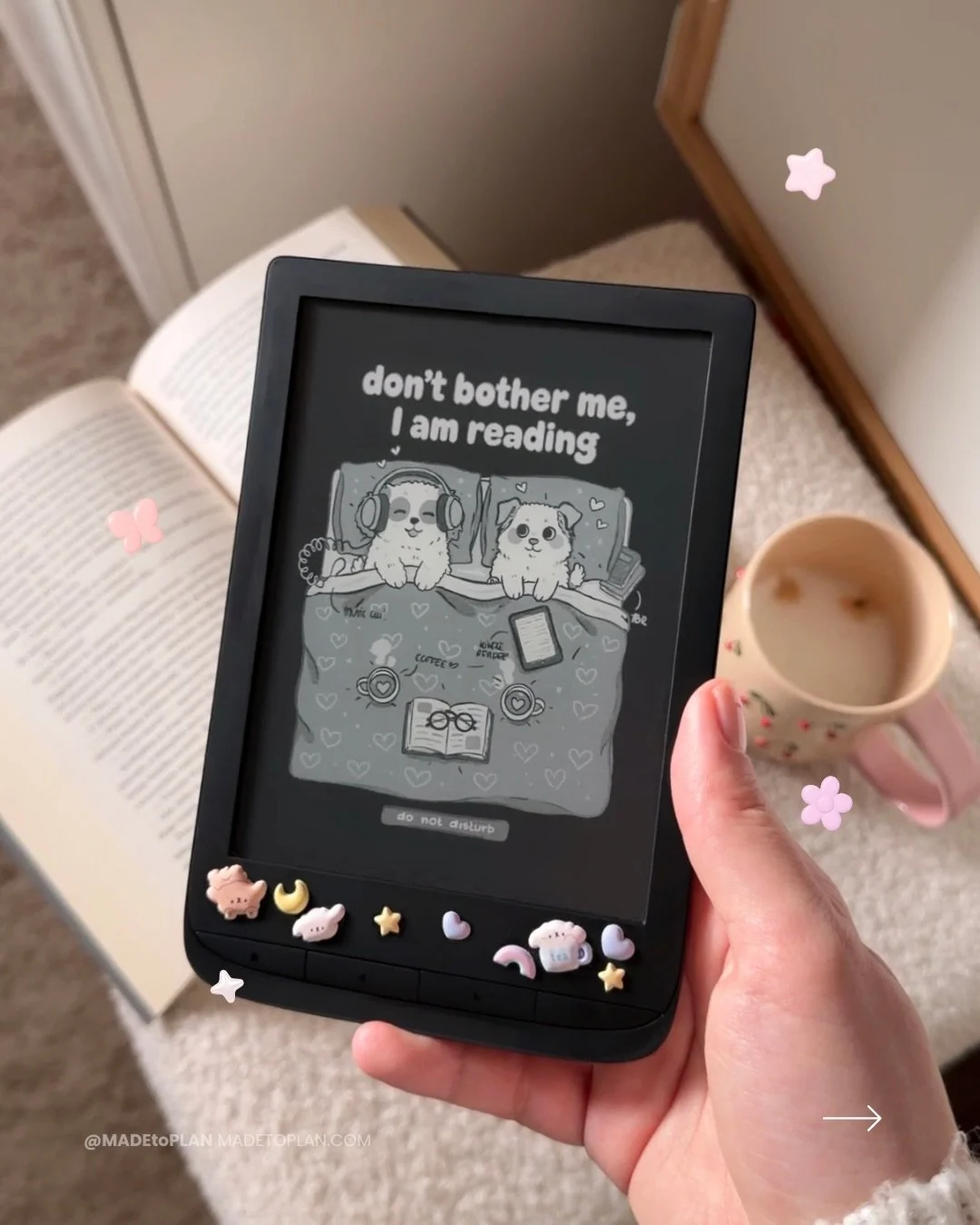 NEW Cozy E-Reader Screensavers are here! 🩷📖 comment KINDLE below and I will sent you more details! 📚💌 Hand-drawn screensavers inspired by my two dogs, Caramel &amp; Toffee 🐶🐶🐾
Includes 3 styles (B&amp;W, color &amp; paperlike) and sizes for Ki