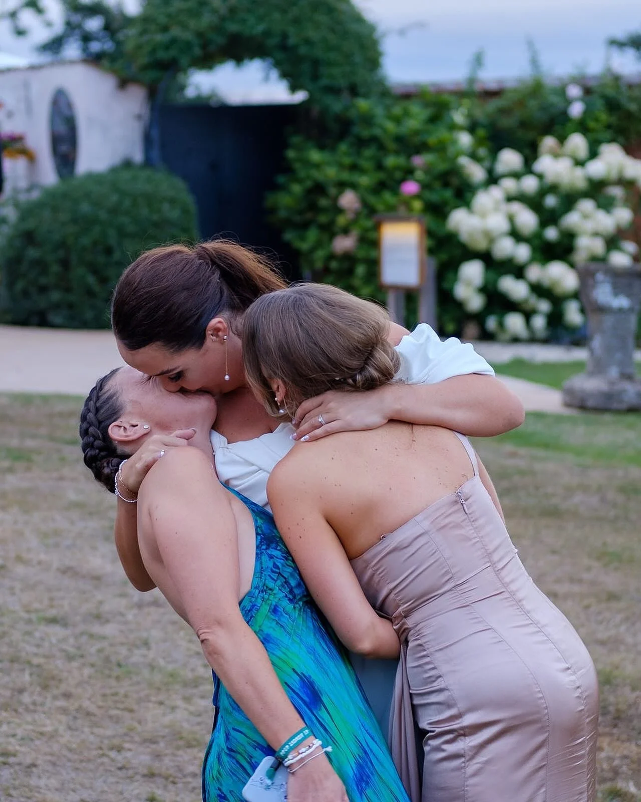 Gissa kiss! #photoaday #wedding #bride #bridesmaids