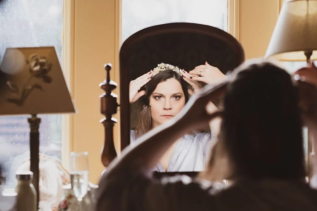 Intense concentration. I really love Em&rsquo;s prep shots! #wedding #bride #photoaday