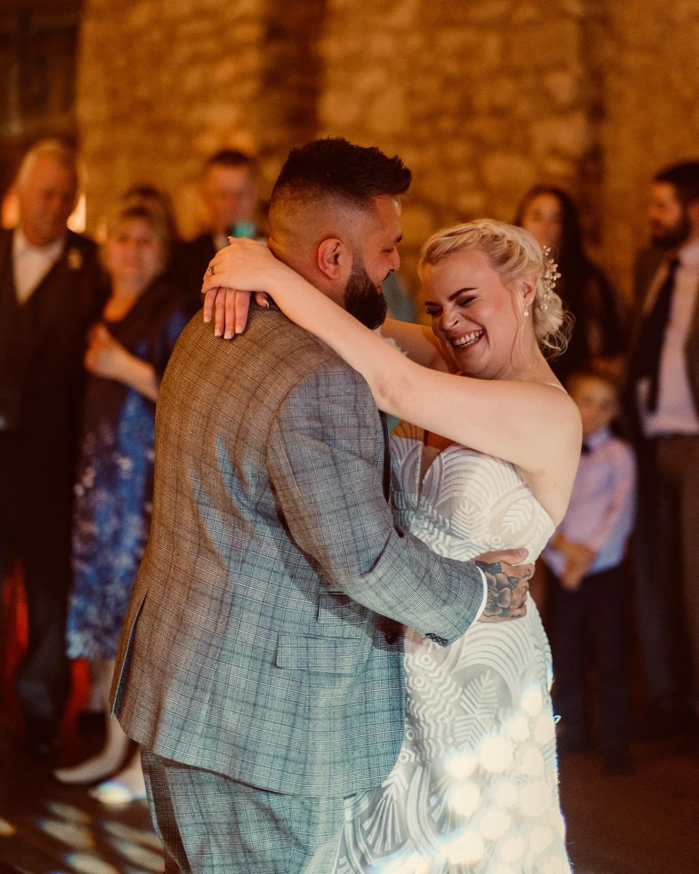 Penni and Brandon 🌼

Spring has officially sprung (woohoo&hellip;at long last!) and I am so here for it!!

It&rsquo;s got me thinking about Penni &amp; Brandon&rsquo;s gorgeous @pristonmill wedding (nearly their anniversary too 🥹). 

Sunshine, daff