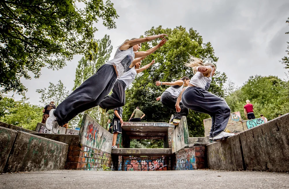 zeitraffer-sprung-ueber-luecke-parkour-frau.jpg
