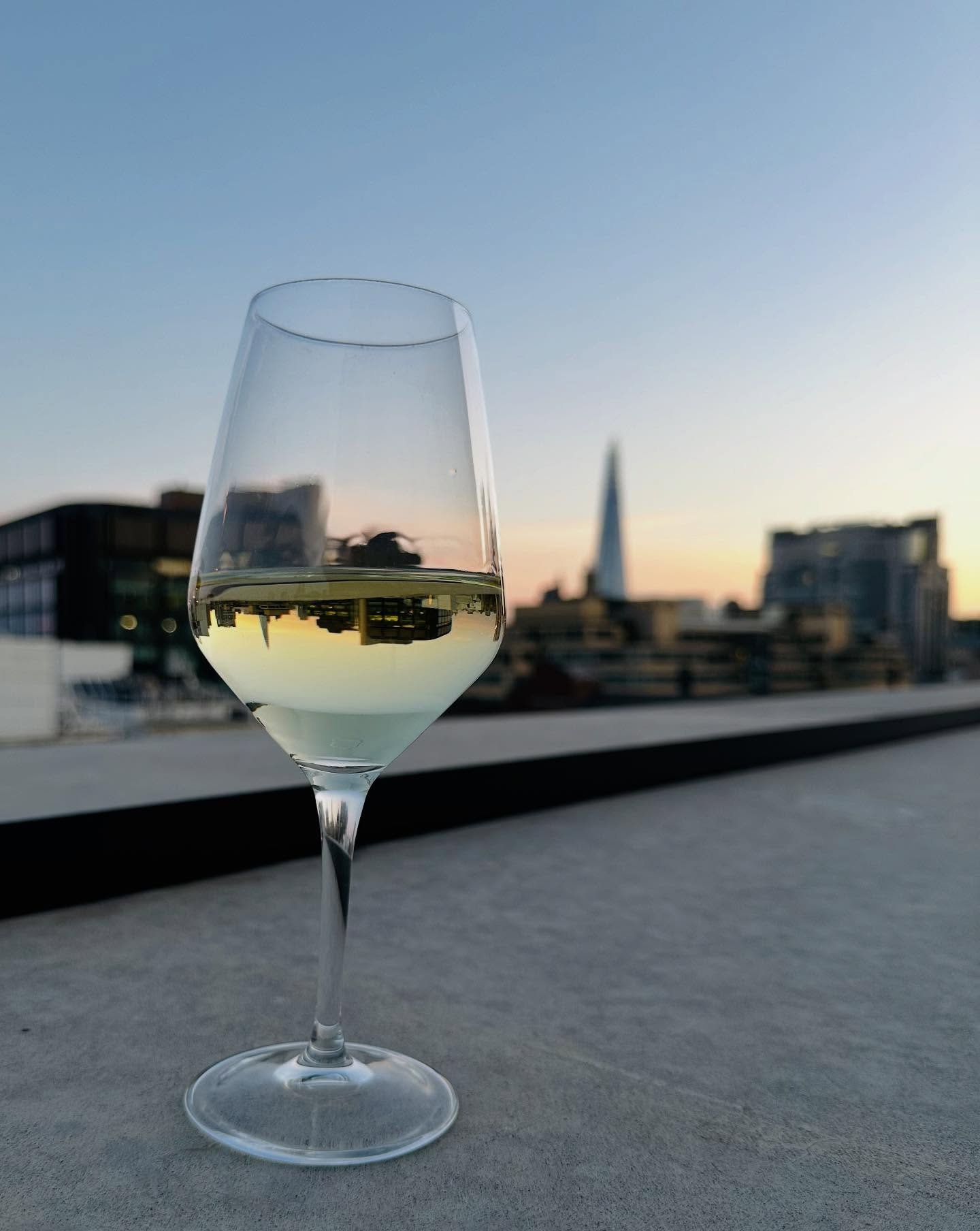 ✨ This year&rsquo;s final photography session, organised on Monday by eve, brought a rewarding sense of continuity.

📸 The featured image was captured on August 8 at the Events@No6 rooftop during a Sofar Sounds performance&mdash;an intuitive exercis