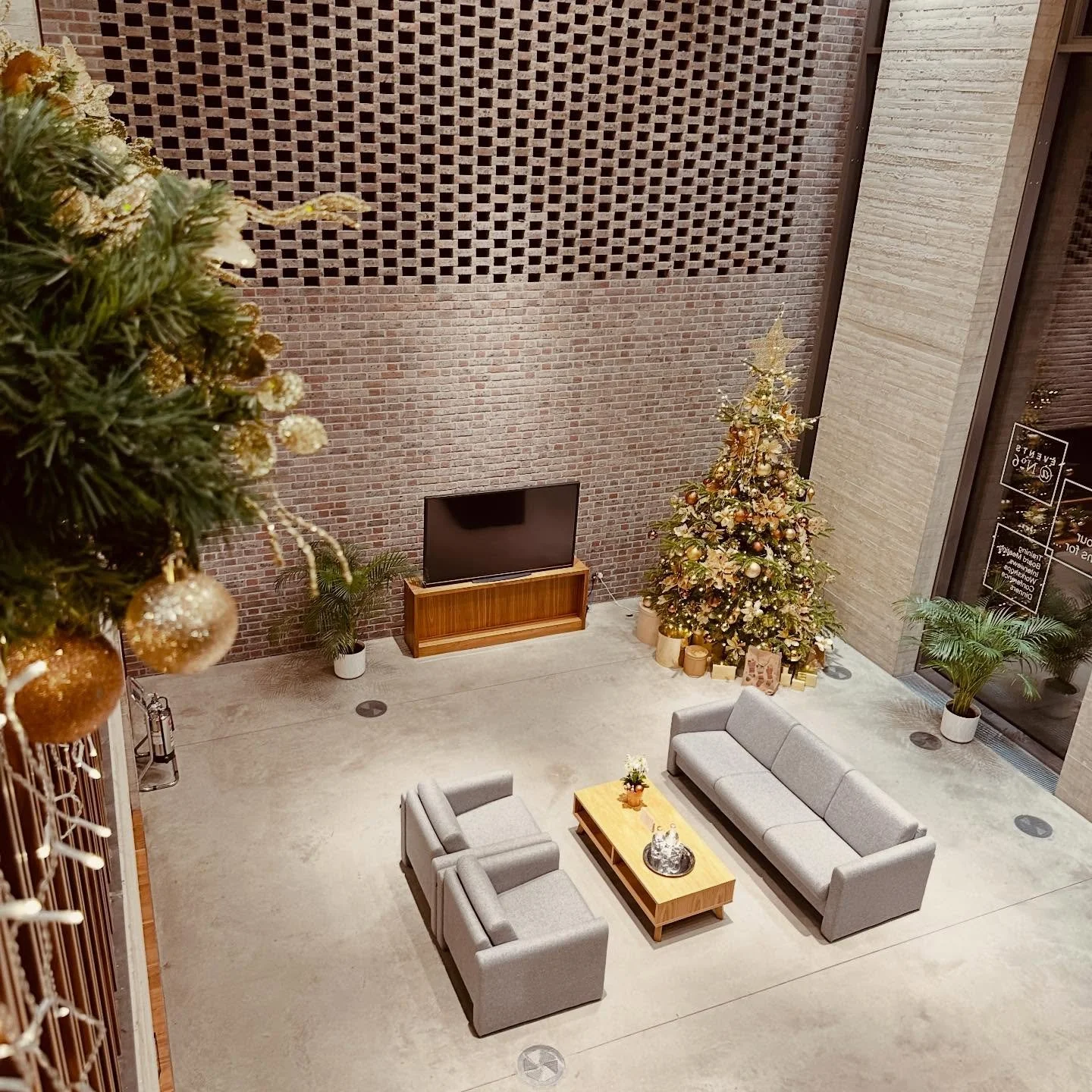 Final touches, festive vibes, and holiday cheer ❄️☃️🎄Counting down the magic 🌟💫 Is this your favourite time of the year?