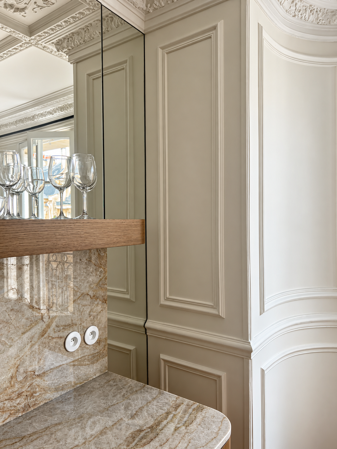 Élégance parisienne entre marbre et miroirs.png