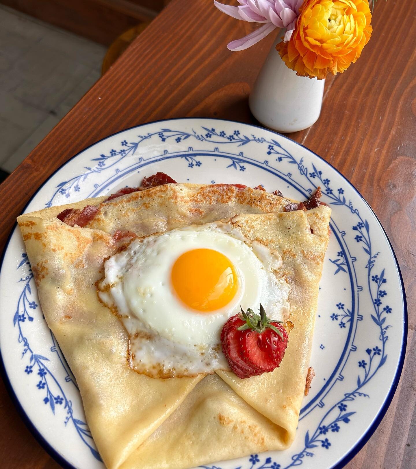 The Goodfellas. Fan favorite, best seller, all around good guy. Bacon and sharp cheddar drizzled with fresh strawberry preserves, topped with a sunny side up  @barham_family_farm fresh egg and the cutest strawberry. Give this savory and sweet classic