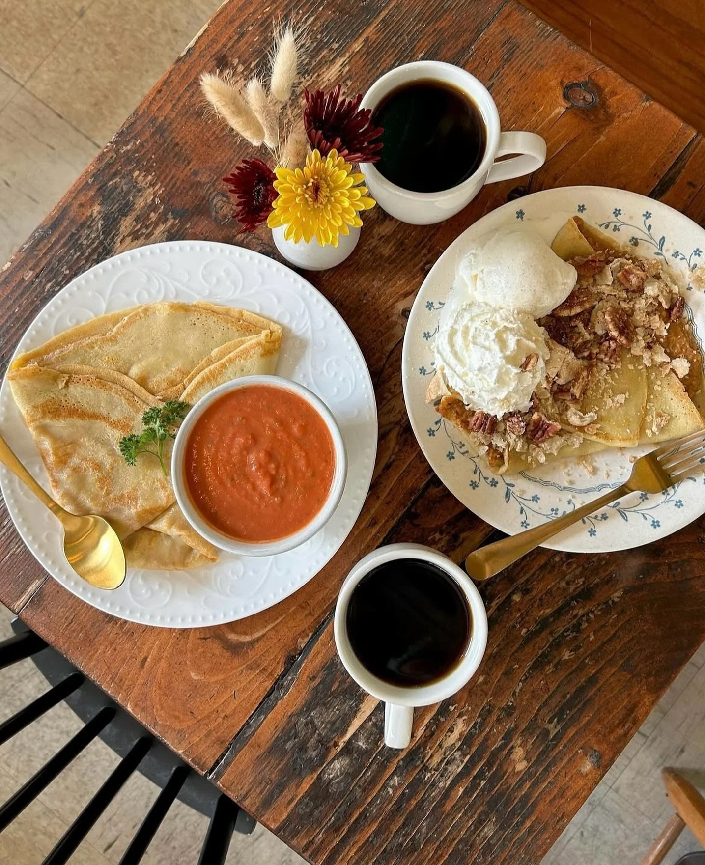 🍁The fall menu has blown in with the cool mornings!  All of the favorites are back - Apple crisp, Vermonter, Three cheese with soup as well as some new things to try.  Grab your sweater and come hang!