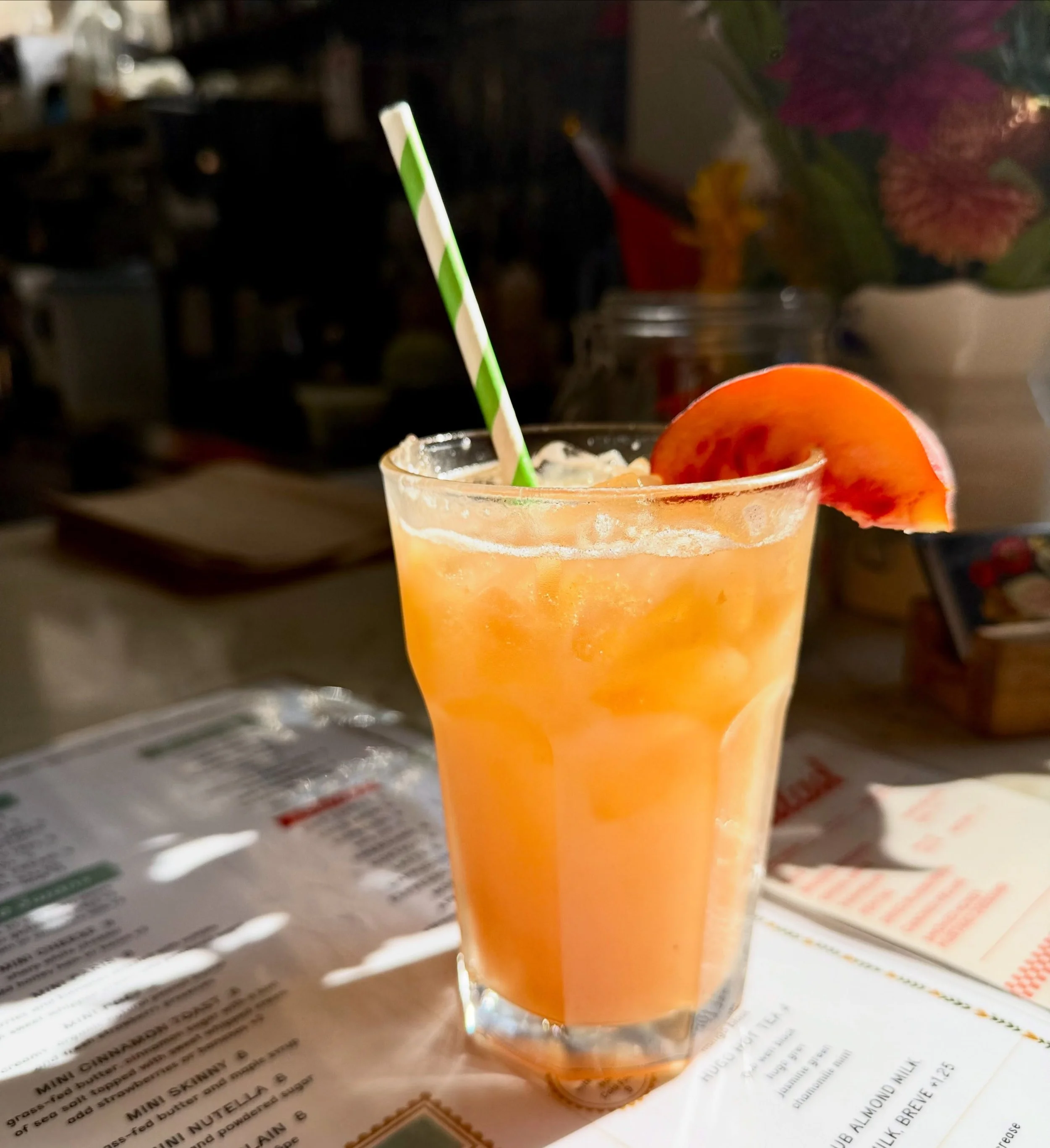 PEACH LEMONADE
Make it boozy with a shot of vodka - all the feels of summer in one glass ⛱️