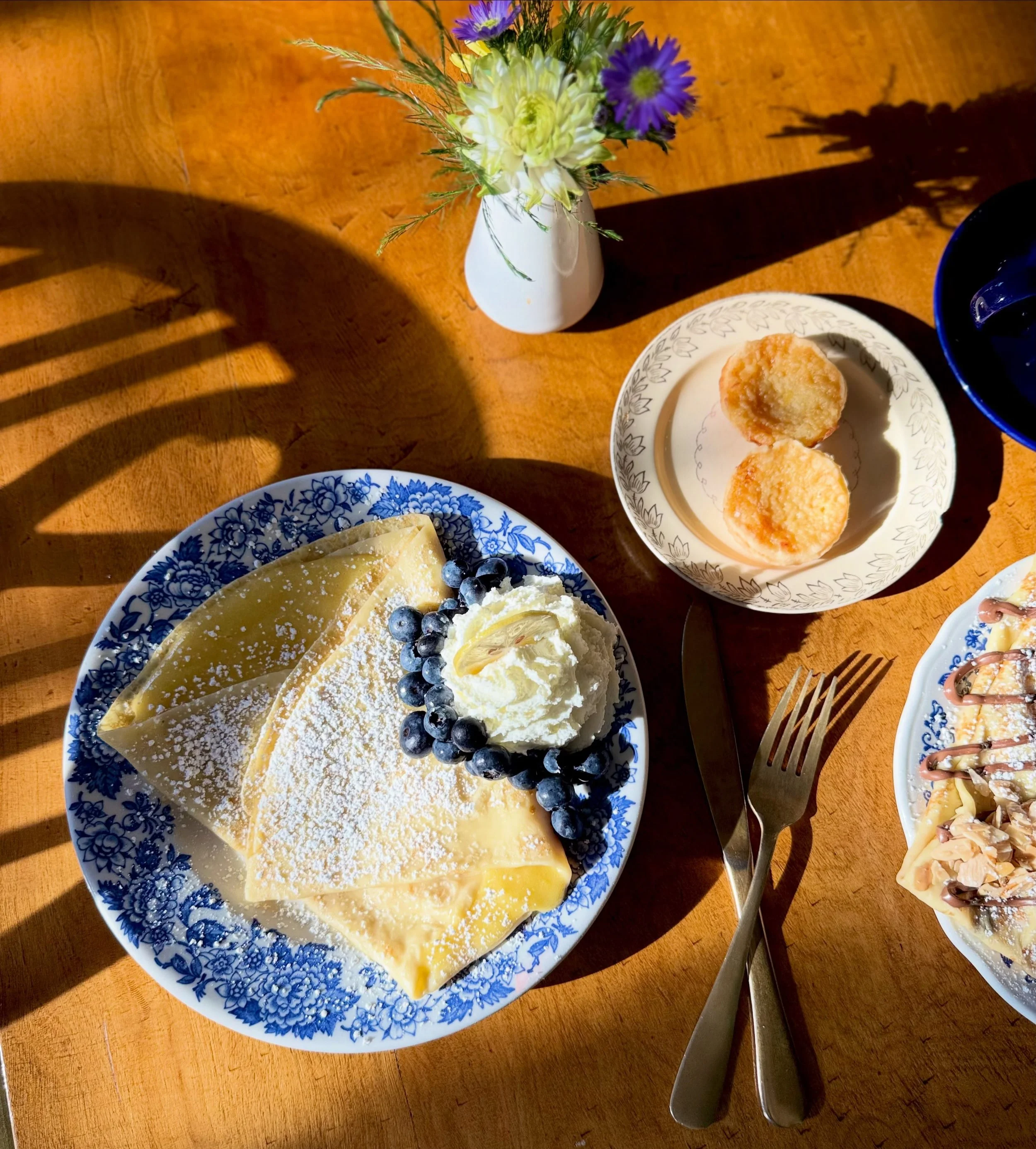 Come sit at our tables this week! We've got just the right amount of sweet and savory to get you through 🦢

📸 the Clean and our signature honey lavender tarts