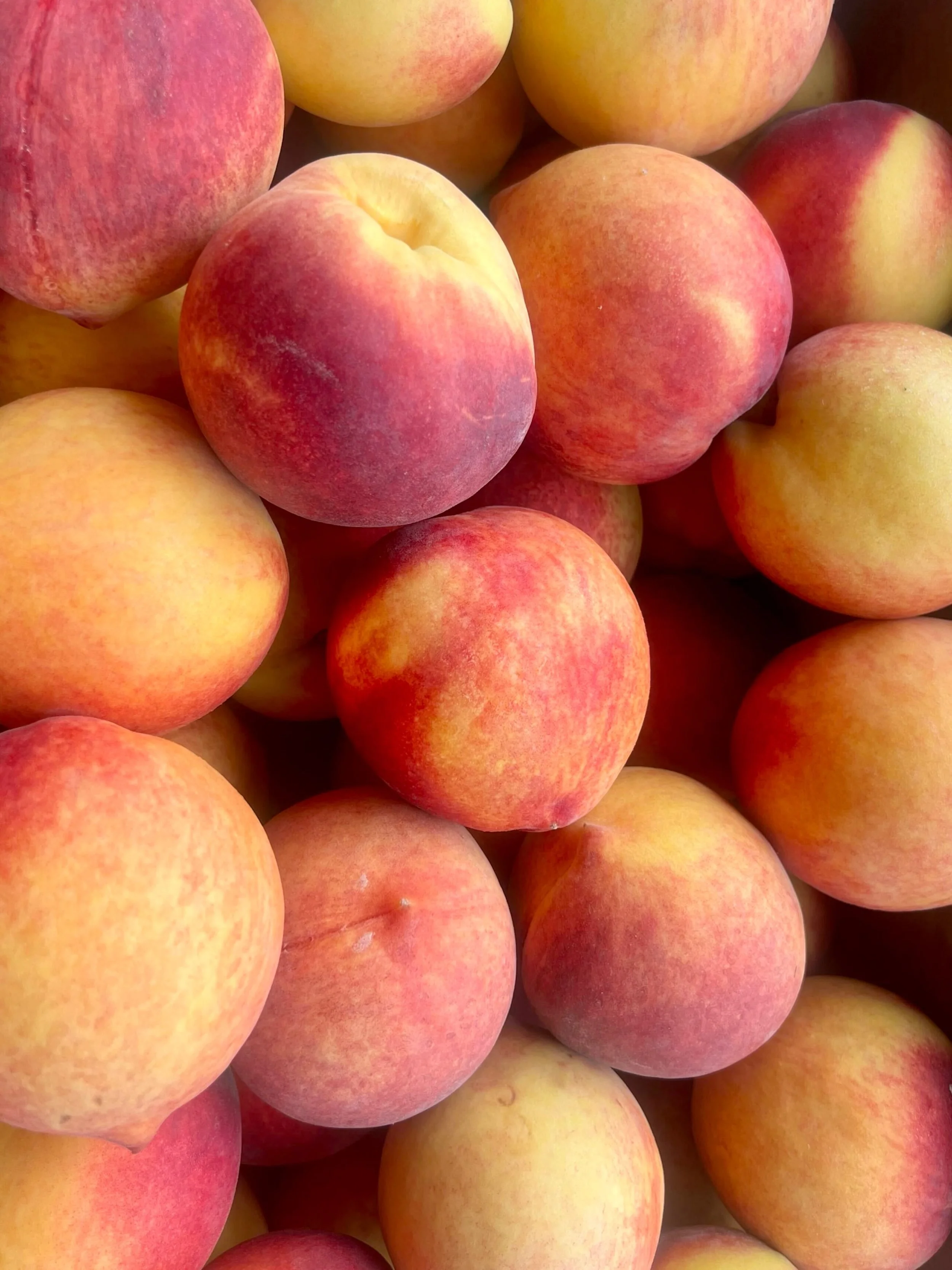 We are full swing into everything peaches! Stop in this weekend for our famous peach crisp crepe, try our iced cinnamon peach cloud matcha, and our peach margarita ☀️🍑