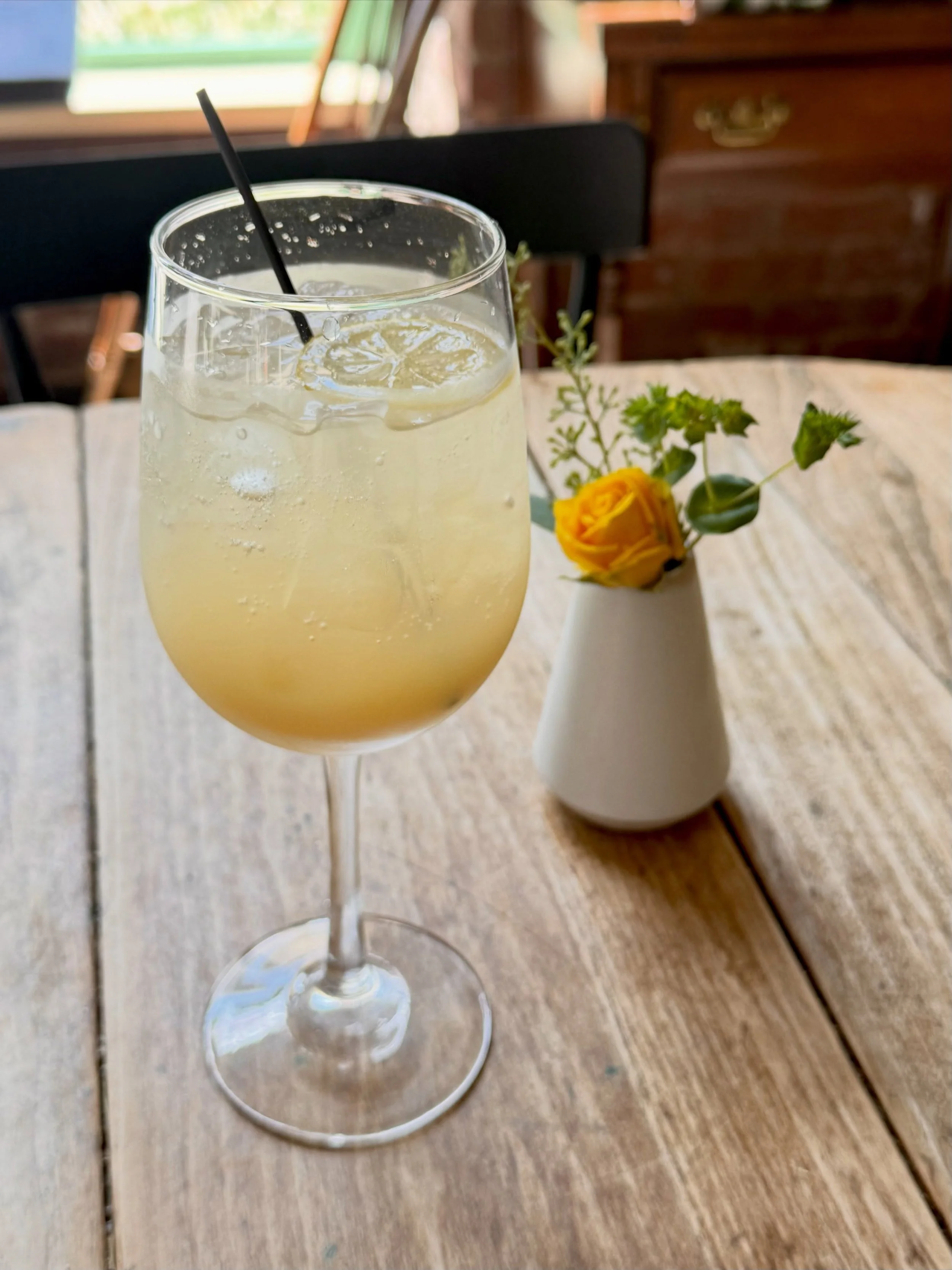 Pear Ginger Champagne Punch
fresh pear juice, ginger liqueur, lemon and bubbly prosecco.