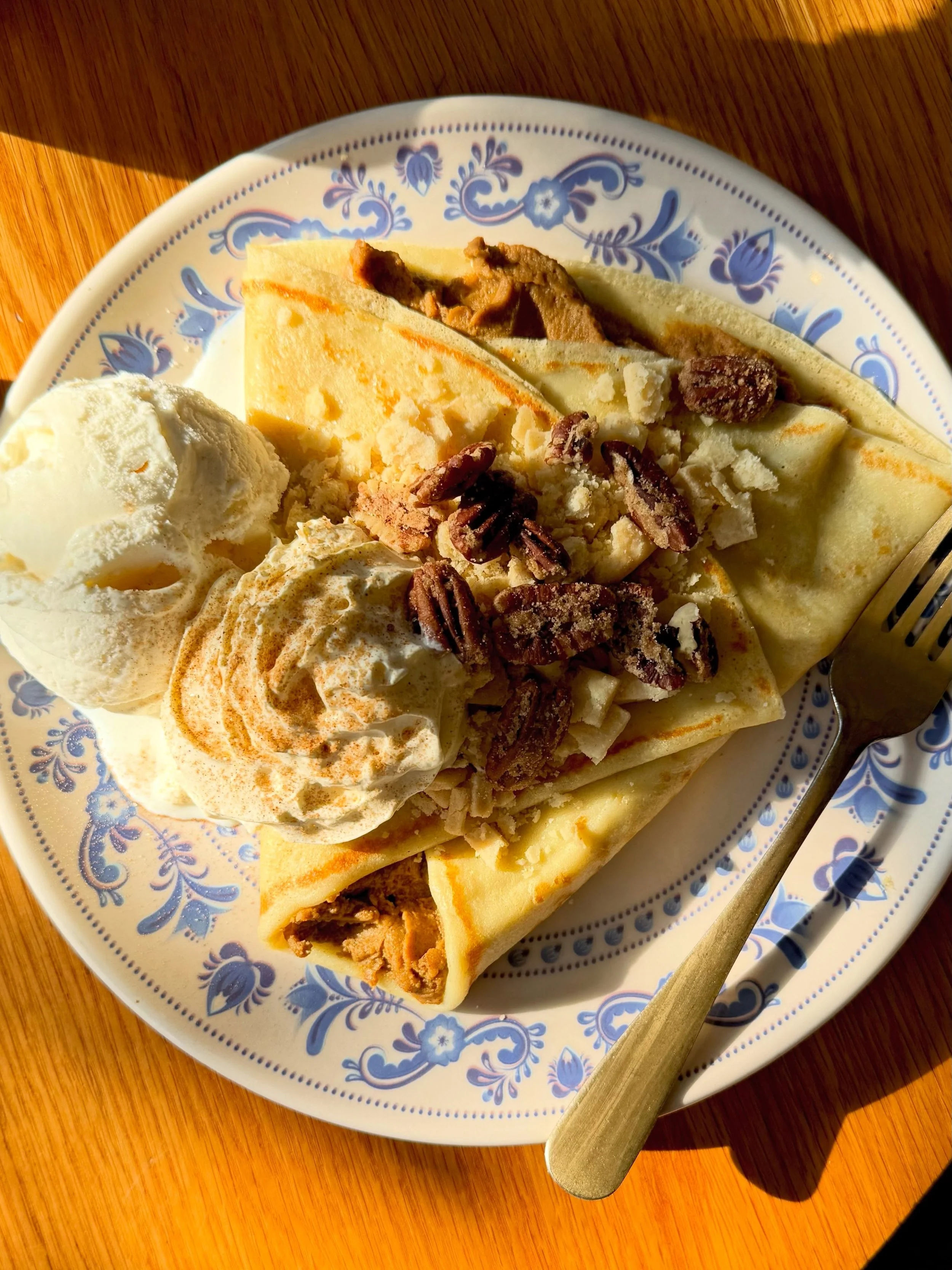 hey hey .... PUMPKIN PIE CREPE !!!
it's gonna cool off next week so we're jumping ahead and bringing back a late fall favorite 🍂

house made pumpkin pie filling, buttery pie crumbles and spiced pecans are drenched in sweet cream whip and a scoop of 