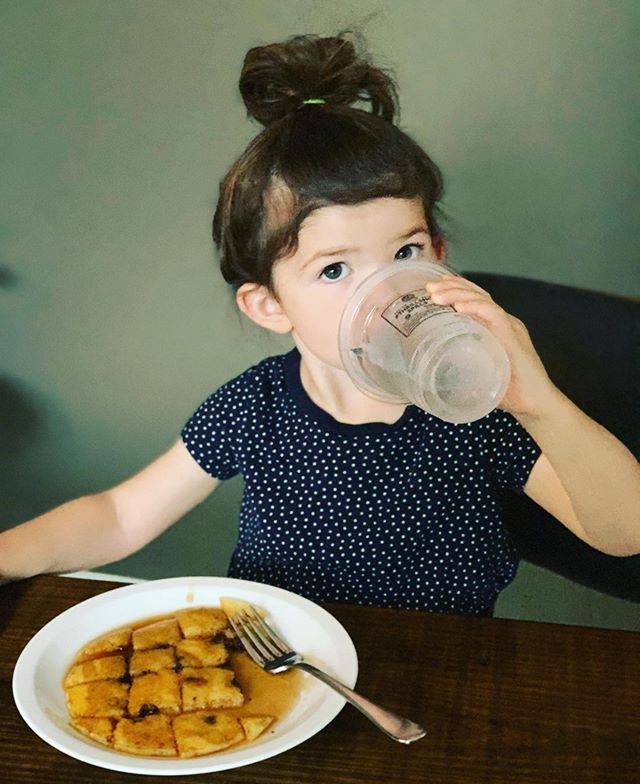 Stella’s morning cup o’ JoJo ☕️
.
.
#goodmorning #cutekids #stella #hydrate #jojocups #thrillsnotspills
