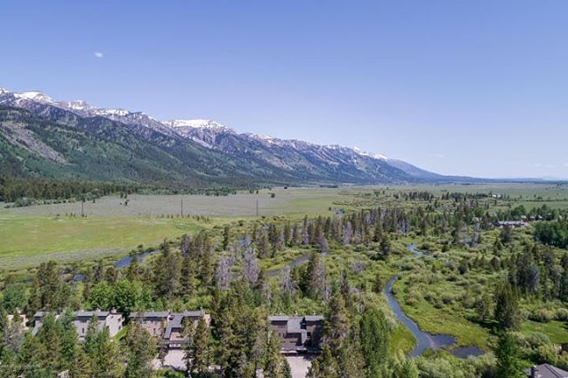 &gt;&gt;&gt;UNDER CONTRACT&lt;&lt;&lt; List Price $485,000
Clean and well appointed 1 bedroom, 1 bath end unit in the exclusive Berry Patch of the Aspens. Owners enjoy easy access to all of the nearby amenities including the Aspens Market, bus stop, 