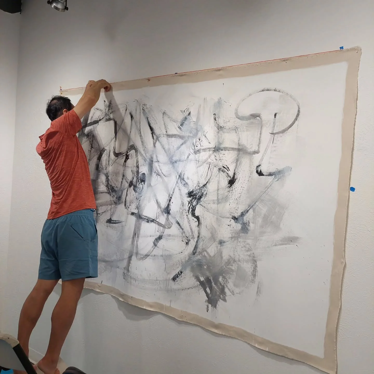 On Monday, Goldmark artist Shinwoo Song @shinwoosong_art completed the installation of his new solo exhibition in the Goldmark Cultural Center's Ruth Andres Gallery! 

Titled "Letting Go: Veils of the Unseen", the exhibition features new ti