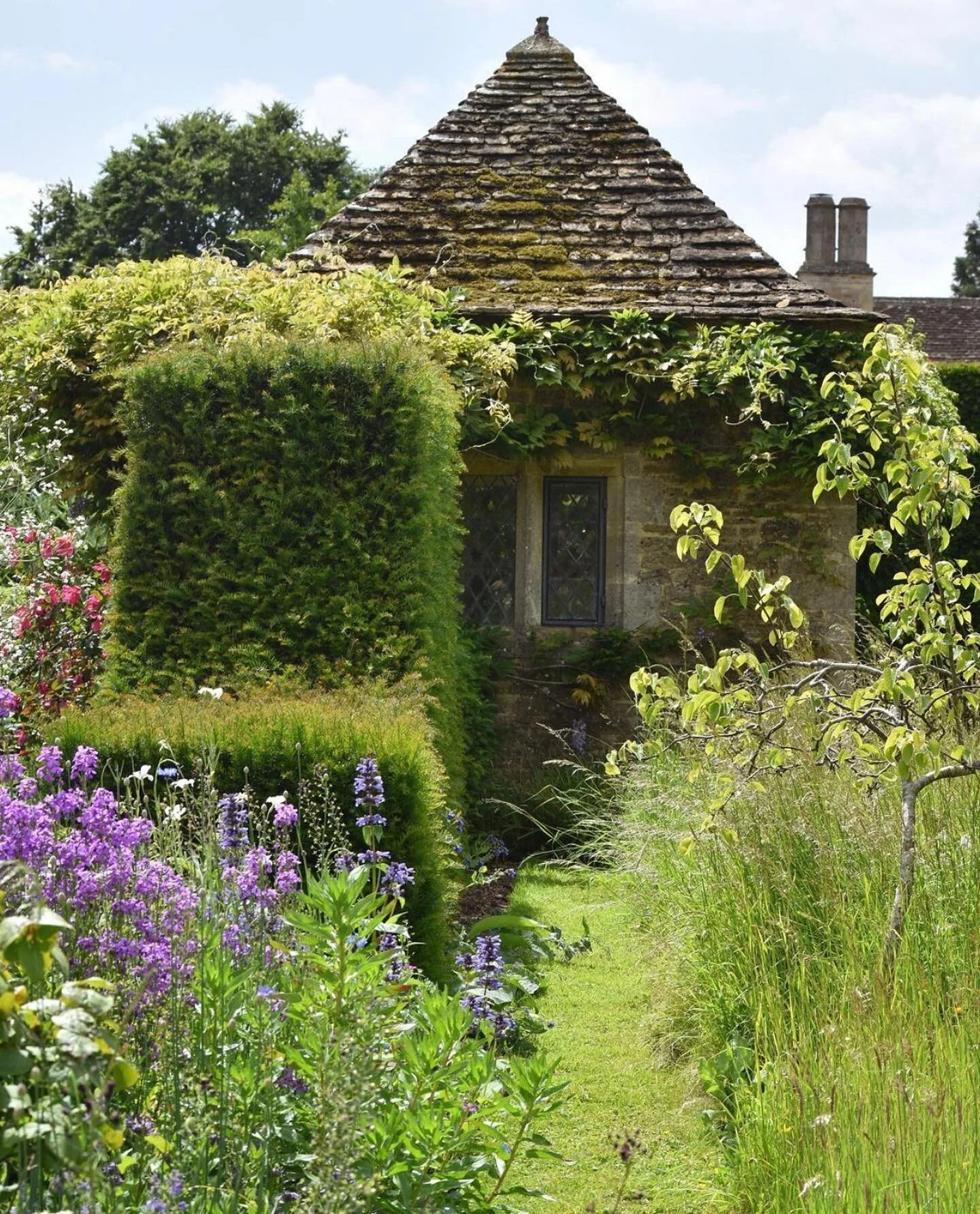Summertime Garden Inspiration...Hazelbury Manor. Repost via @stevelannin