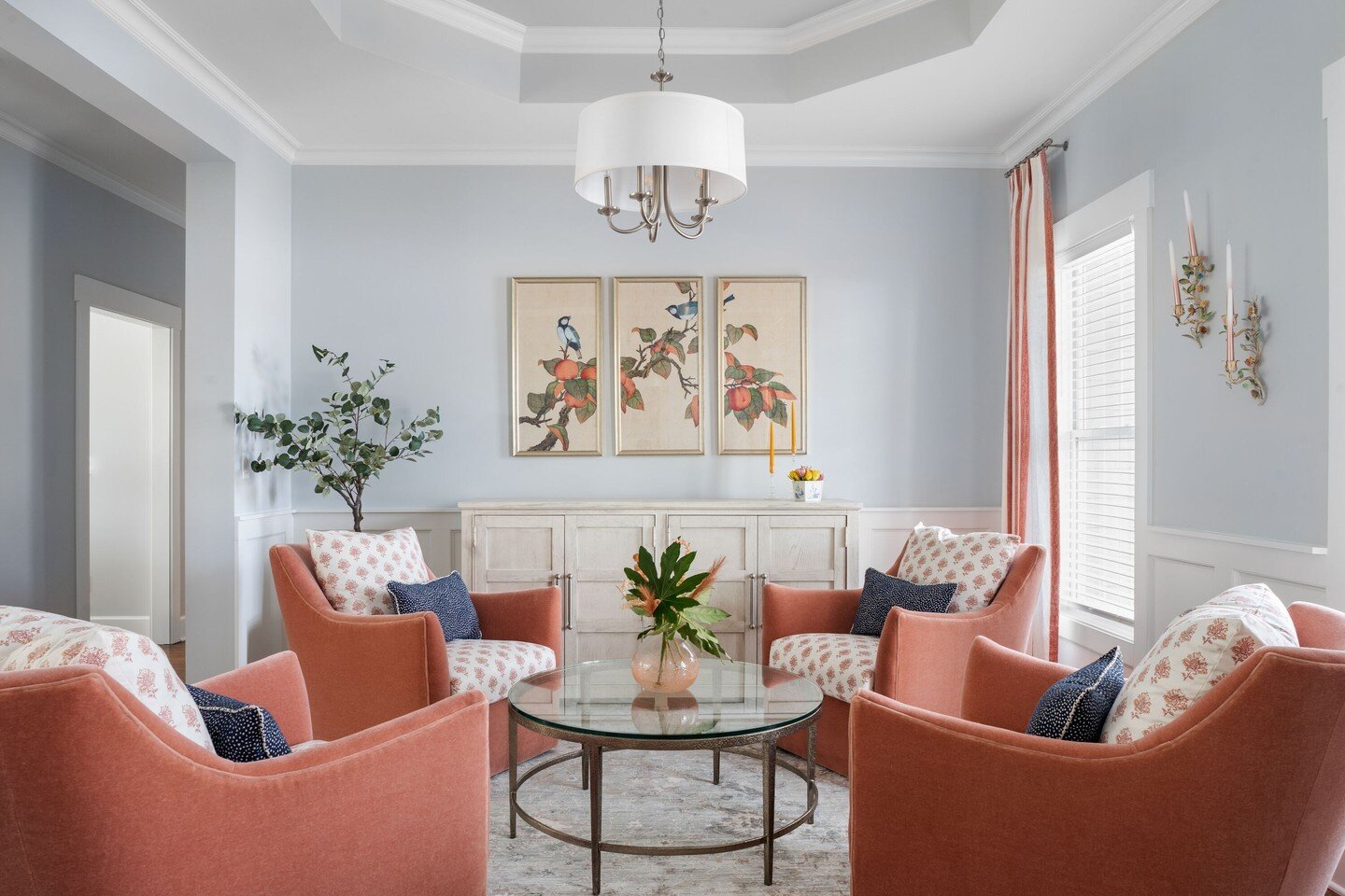 Subtle pop of color to get your week going. 🪸 

Interior design @intracoastal_interiors 

#interiordesign #architecture #interiors #interiorinspiration #interiorstyling #design #designdetails #housetohome #interiorphotographer #interiordesignphotogr