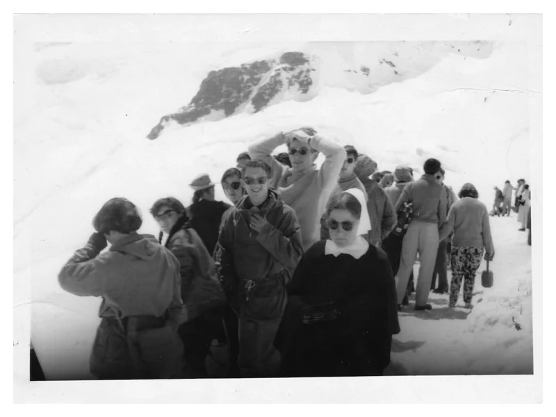 C2030 Switzerland 1959 on the Jungfrau: Barbara Burbridge, Freddy Shaw, Aubrey & Clare Goldstein walking away.
