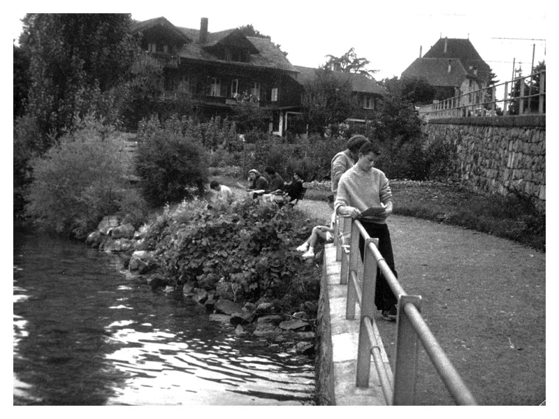 C2051 Rosalind Gold - Monica Mayer - Freddy Shaw. Sketching by Lake Thun - Oberhofen Switzerland 1958