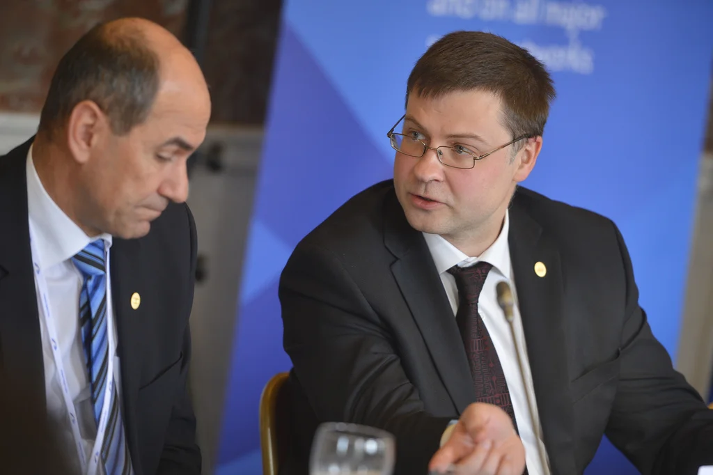Valdis Dombrovskis (right), European Commission Vice President for the Euro and Social Dialogue, recommended that the Italian government change its policies after the country entered its first technical recession in five years (flickr).
