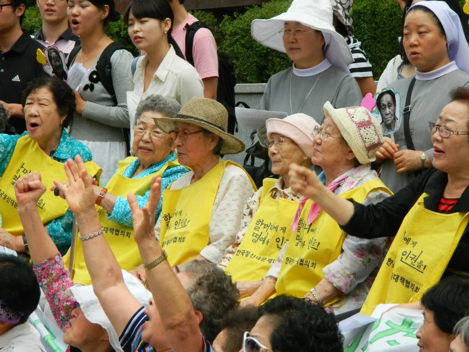 Every Wednesday, comfort women protest in front of the Embassy of Japan in Seoul. (Wikimedia Commons)