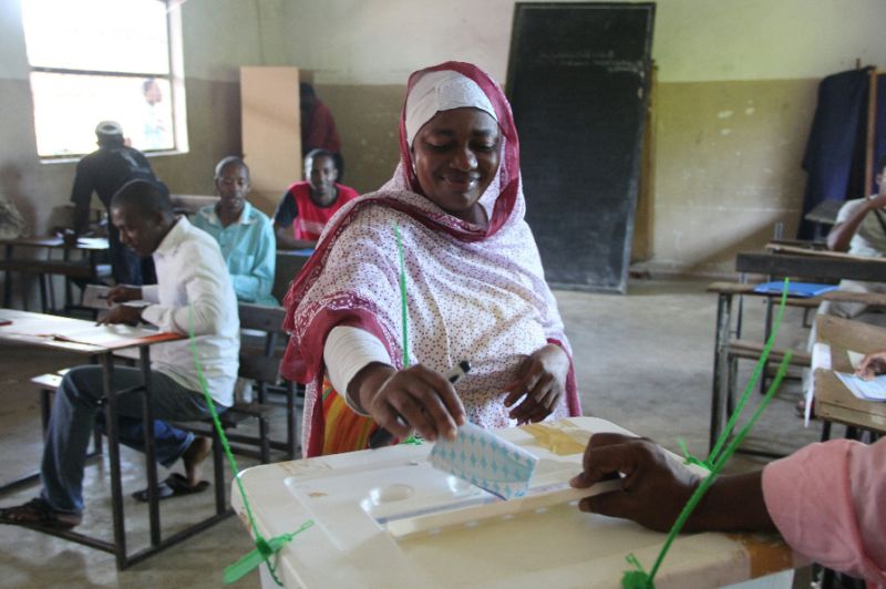 A woman casts her vote in the March 24 election. ( Africa Feeds )