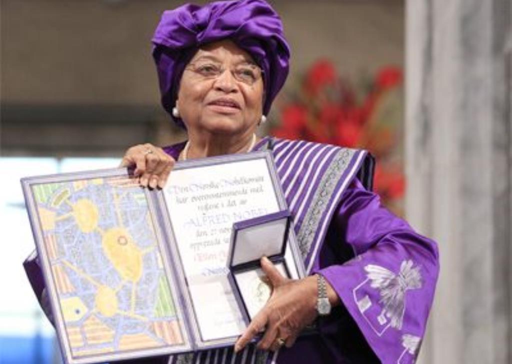 Ellen Johnson Sirleaf accepts the Mo Ibrahim Prize in 2018. (Lagos Television)