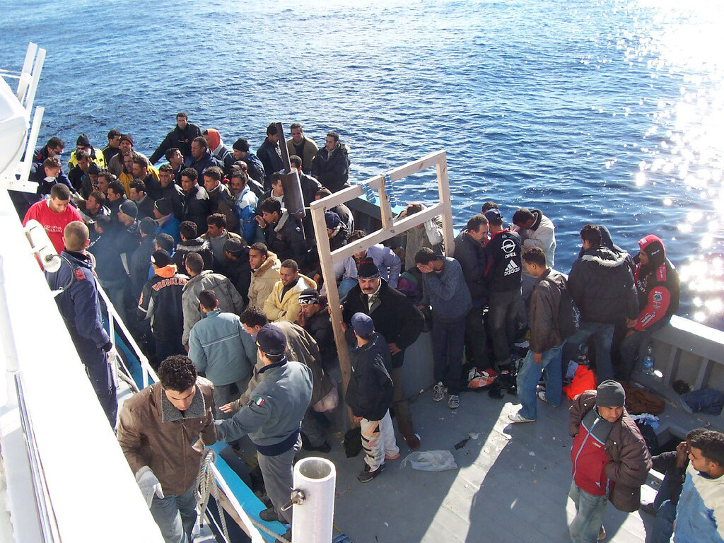 Boat_People_at_Sicily_in_the_Mediterranean_Sea.jpg
