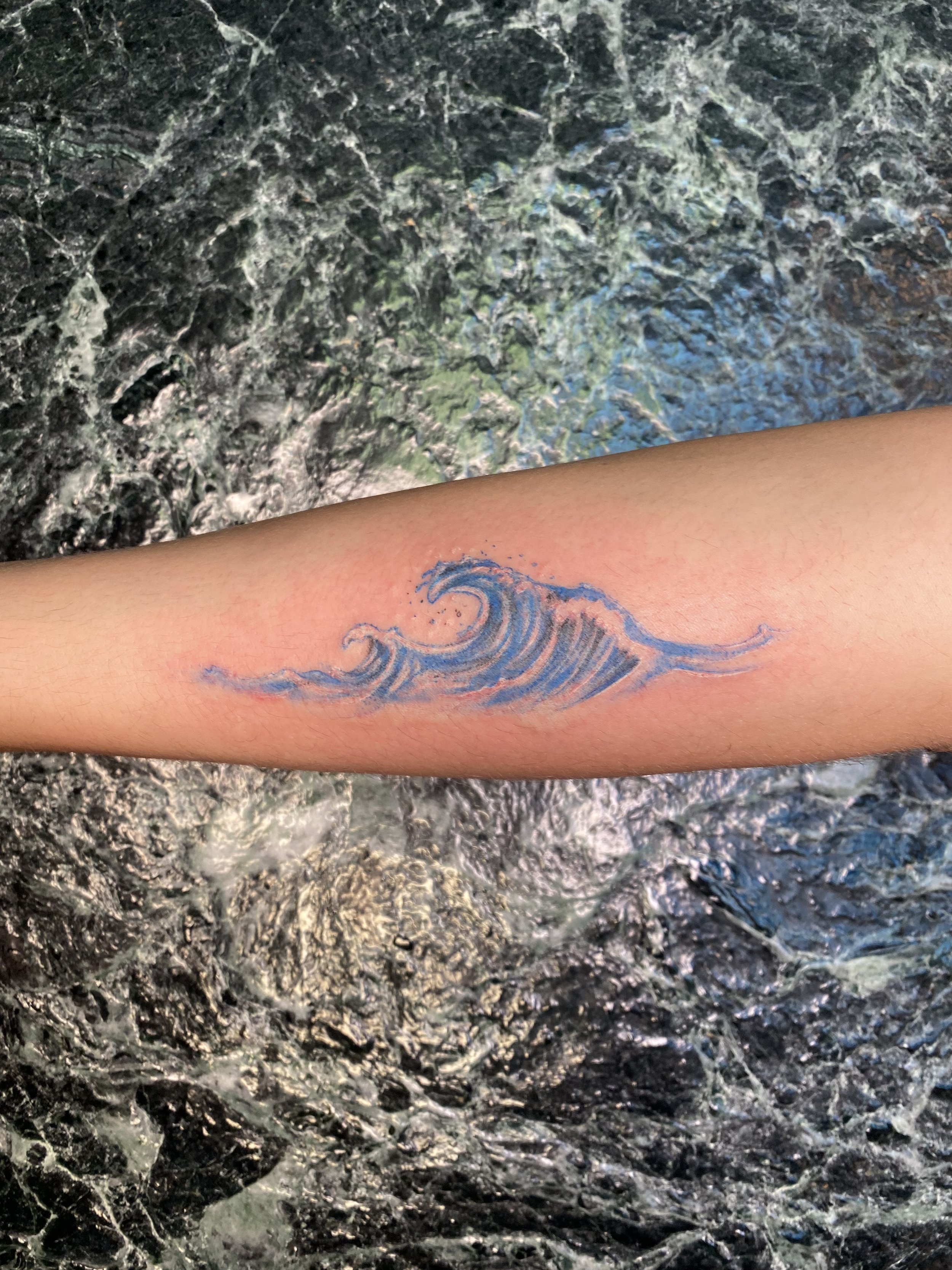 Wave tattoo  Pequeños tatuajes de costilla Tatuaje de olas Tatuajes de  moda